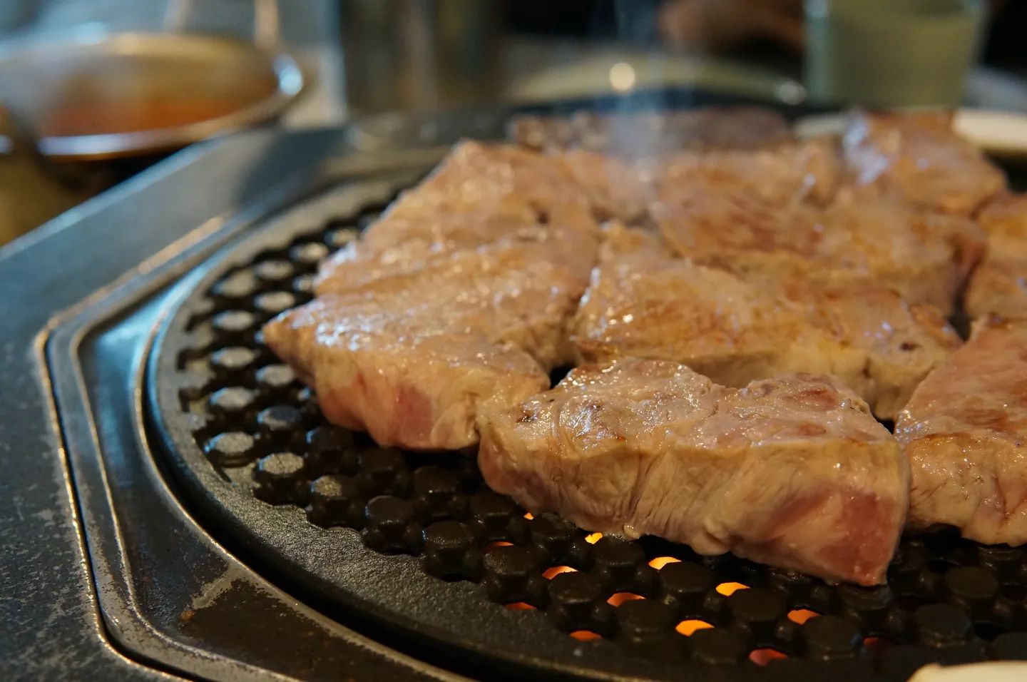 #지기크루 #협찬

송천동먹자골목 큰 길가에 위치한 #송천동맛집 제줏간
전체적으로 제주도를 그대로 옮겨둔듯한 분위기에 홀은 엄청 넓고, 층고도 높아서 답답함이 없어서 좋았어요.
다양한 밑반찬과 소스가 다 맛있기는 힘들지만 그걸 해낸 곳! 
직원분께서 고기를 직접 구워주시니 기호에 맡게 쌈채소와 반찬, 각종 소스를 곁들어 먹으면 끝
육즙 가득한 고기를 두께감이 있게끔 썰어주시니 꼬득거리는 식감까지 참 좋은 곳

맛이면 맛 서비스 면 서비스 거기에 위생까지 중요시 여기는 게 많이 느껴졌던
#에코시티고기맛집 제줏간!! 강추강추

📍제줏간 송천점

0507-1387-8389
평일 16:00~24:00
토,일 12:00~24:00

#전주맛집 #송천동먹자골목 #송천동회식 #송천동가족모임 #에코시티맛집 #에코시티회식 #에코시티고깃집 #먹팔 #좋아요반사 #먹팔선팔 #일상 #회식 #전주여행