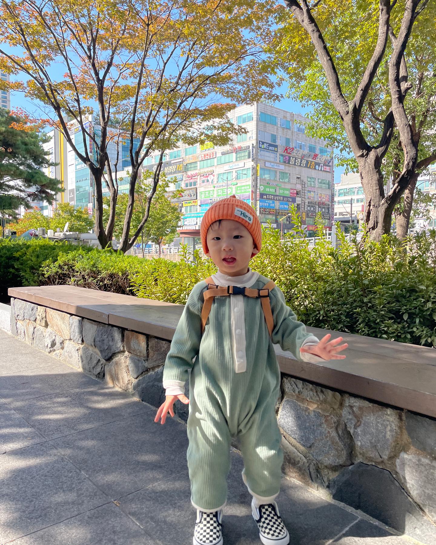 얀이 기록 :)

(맨날 스토리에만 올리다가 몇달치 사진 요약)

지난주에 엄마랑 언니랑 이안이랑 여행가서 하루종일 잘 놀다가 갑자기 저녁에 119부르고 응급실 ,, 처음겪는 열경련에 침대 난간에서 떨어지며 바닥에 머리를 박고. 발작에 눈뒤집힘에 거품까지.... 심장 터질것같이 무섭고 불안했지만 정신 똑바로 차리려고 눈물도 참았던 순간🥲 열 40도는 정말 처음봐서 너무 무서웠는데, 응급실에서 모든 검사결과 괜찮다는 말 듣고 남편한테 전화해서 엉엉 울었다. 이안이가 거의 1년가까이 아픈적이 없었어서 예방접종때만 병원가고, 열 올라도 늘 컨디션 최상이라 내가 너무 방심했나보다. 좀만 더 애기 컨디션 살필껄. 체온계, 해열제, 열패치 다 챙겨가놓고 낮에 체온한번 안재본 내가 너무 한심하고 미안해서 아직도 맘이 아프다. 해열제 교차복용에도 5일내내 38-39도. 열 조금 내리니 온몸에 열꽃이 폈다. 다른검사 다 정상이라하니 늦은 돌치레가 같이 온건가 싶기도하다. 이렇게 글을 쓰는 지금도 그때가 떠올라 너무 맘아프지만, 갑자기 언제올지 모르는 열경련 다들 항상 준비하고 있으면 좋겠다는 생각으로..! 큰소리로 아이를 자극하지말고 119 바로 전화하고, 평평한 바닥에 눕혀서 기도가 막히지 않게 고개는 옆으로. 그리고 꼭 동영상 찍어서 의사선생님 보여줘야한다. 대부분 3-5분이면 멈추니 그때 안아주면 된다.(틀린 부분 있으면 수정해주세요) 그나마 몇번 찾아본적이 있어서 애기 몸에 힘이 쭉빠지길래 안아서 엄마봐바!! 소리쳤는데 초점이없길래 바로 119전화하고 언니한테 영상찍으라고했지만 그때의 공포감은 말로 표현하기 힘들정도ㅜㅜ 정말 아기 키우기 쉽지않다.. 아직도 19개월밖에 안된 아가인데 너무 큰애처럼 대했나싶고ㅠㅠ😭 소식들은 아빠가 전화와서 애키우기힘들지~? 하는데 눈물 주르륵ㅜㅜ 악몽같은 일주일이였지만 그래도 무사히 잘 지나가서 정말 감사하고 다행이다🙏🏻 

* 그리고 아픈와중에 20개월에 진입했다:) 12개월때부터 ‘이거머야!!!’ 를 외치던 이안이는 이제 단어는 100개 넘는것같고, ㅇㅇ어디? / 가딥(가습기) 안대 물 업떠 / 함미 가떠 업떠 가자! 등등 의사소통이 쬐금 될 정도로 말하는중! 말해주는 단어는 발음은 안되더라도 다 따라하려고 한다. 그대신 요구사항이 많아져서 뭐라뭐라하는데 외계어라 내가 못알아들으면 짜증엄청냄
* 밥태기 제대로와서 밥 진짜 안먹는다. 입에 들어오는 모든건 다 뱉고봄.. 그나마 야채, 생선, 떡갈비, 미역국, 고구마, 과일 이런것만 먹는데 이것도 먹고싶을때만 먹음. 그리고 생선만 집어먹어서 밥도먹어~ 하면 밥 들었다가 먹는척하고 내려놓음ㅎ 키 크고 말라서 좀 더 잘먹었음 좋겠다. 젓가락질은 16갤부터 한듯!
* 안전문은 15갤인가부터 여는법을 터득해서 지금은 그냥 모 있으나마나...... 스스로 문열고닫고.... 이제 당근에 팔아야겠다........ 원래이런가,,
* 그리고 18갤 진입하고부터 떼쓰기, 짜증 심각~! 괜히 18갤이 아니구나 몸소 체험시켜줌!
* 어린이집은 내일 상담가보고 결정해야겠다. 내년 3월이라 딱 내가 생각했던 24개월때 입소인데 막상 보내려니 걱정..... 안보내려니 더 걱정......이라 보낼듯

일 신경쓰느라 기록도 못한 이안이 피드🥹 이제 꼬박꼬박 잘 남겨둘게....! 발달이 빠르던 느리던 나중에 크면 다 똑같으니까!! 다 천천히해도 되니까 그냥 건강하게 행복하게만 잘자라죠🥲 울애기 너무 고생많았어ㅠㅠ 사랑해🫶🏻

#조딱복
#혜용부부 
 
#육아스타그램
#아들맘
