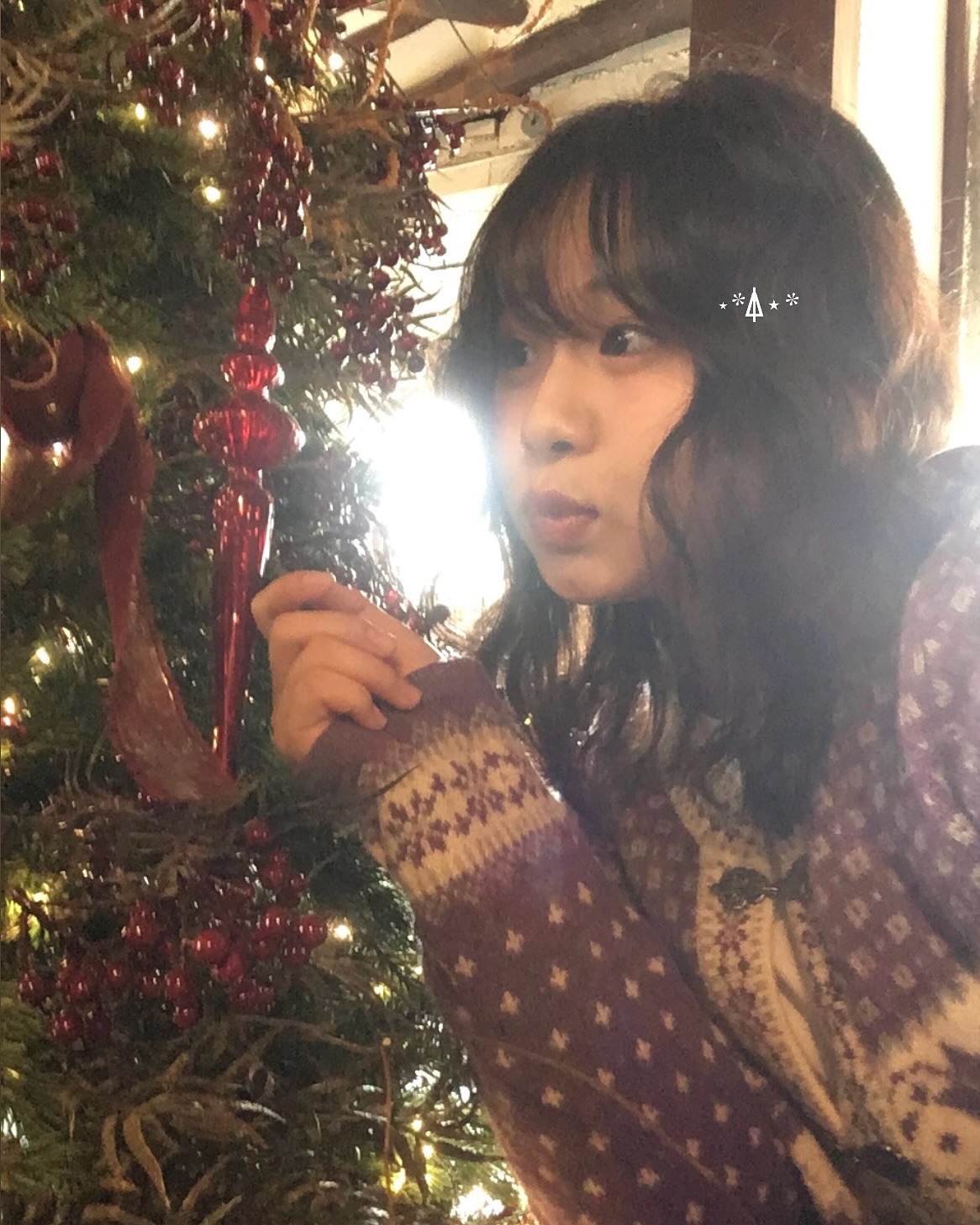 난 트리에 오너먼트 볼 없는 거 좋아해 ㅎ.ㅎ 이 트리 맘에 들어 예쁘다🌲🍒 겨울 느낌 낭낭하게 폭닥하고 앤틱한 가디건🍇 예수님 생일인 크리스마스가 얼마 남지 않았다 두근두근☃️

#하나비