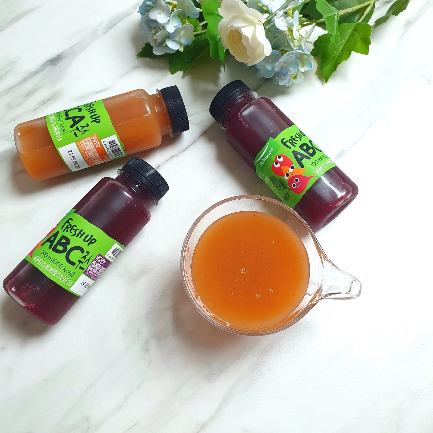 #협찬 pulmuone_greenjuice

고기파라서 채소와 과일은 평소 덜 챙겨먹었는데
이렇게 맛있는 풀무원 녹즙 ABC, CCA 주스라면
하루에 몇번이고 챙겨먹겠어요!!

과일과 채소를 껍질채 통으로 갈아서 맛과 영양을 
그대로 느낄 수 있었어요

당근, 사과, 양배추를 착즙한 CCA주스
사과, 비트, 당근을 착즙한  ABC주스
건강챙기기엔 최고닷🧡

#제품협찬 #풀무원녹즙 #CCA주스 #까주스 #CCA쥬스 #ABC주스 #과채주스 #건강주스 #착즙주스 #홈메이드주스 #과일주스 #채소주스 #식이섬유 #프레시업