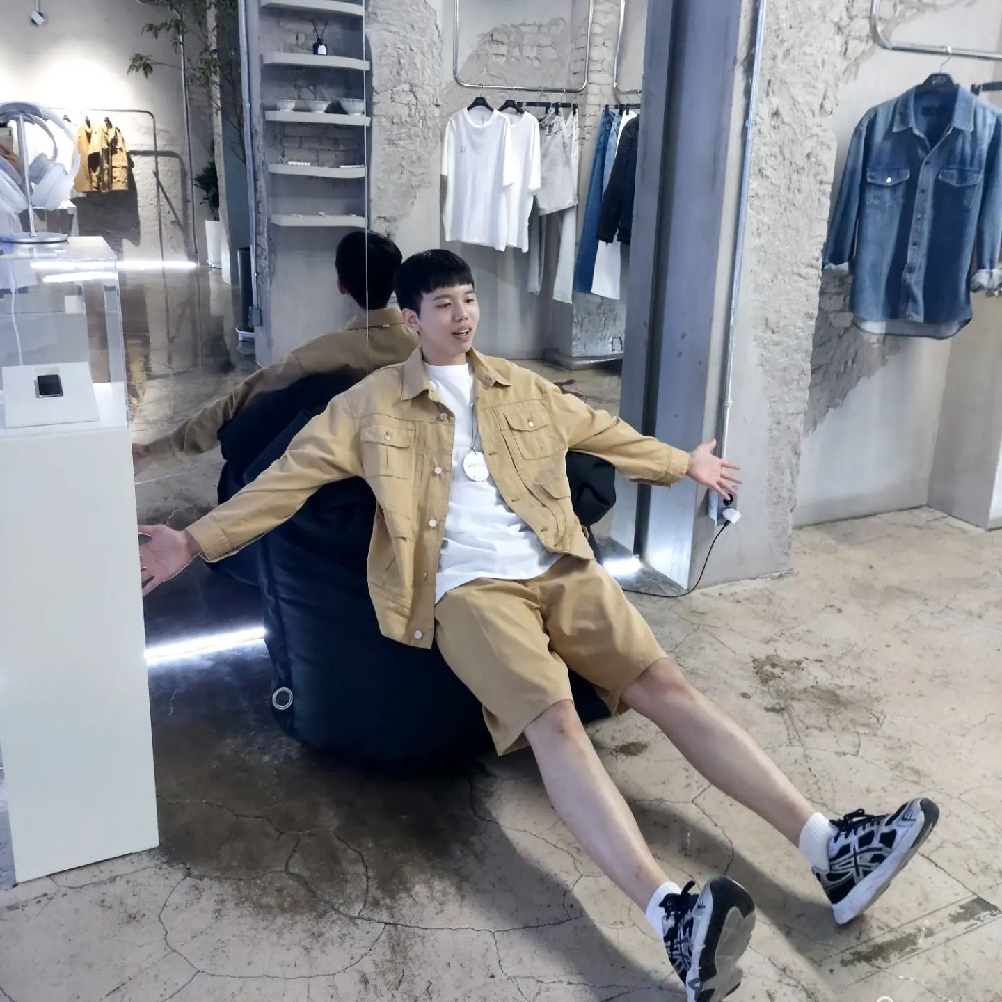 조우 [CHOWOO] 플래그쉽 스토어
COLLECT BY CHOWOO
행사에 다녀왔습니다

chowoo.official 

'조우'는 영국, 이태리에서 데님전문 디자이너로 활동하시고 국내엔 '아브라함 케이 한글'로 알려진 권한글 디자이너님과
국내 최고 데님 프로모션 회사인 F.D INTERNATIONAL이
합작하여 만든 프리미엄 컨템포러리 데님 브랜드입니다

1,2층엔 상품라인이 진열되어있었고 3층엔 예약자를 위한
프라이빗 쇼핑공간이 마련되어 있었습니다

브랜드의 특별한 상품들을 프라이빗하게 볼수있어서 마치 VIP가 된듯한 느낌을 받았습니다 예쁜 상품들도 눈에 계속 아른거리네요 사진을 너무 많이 찍어 한번에는 올리기 힘들군요ㅠㅠ 너무 재밌고 알찬 시간이었습니다