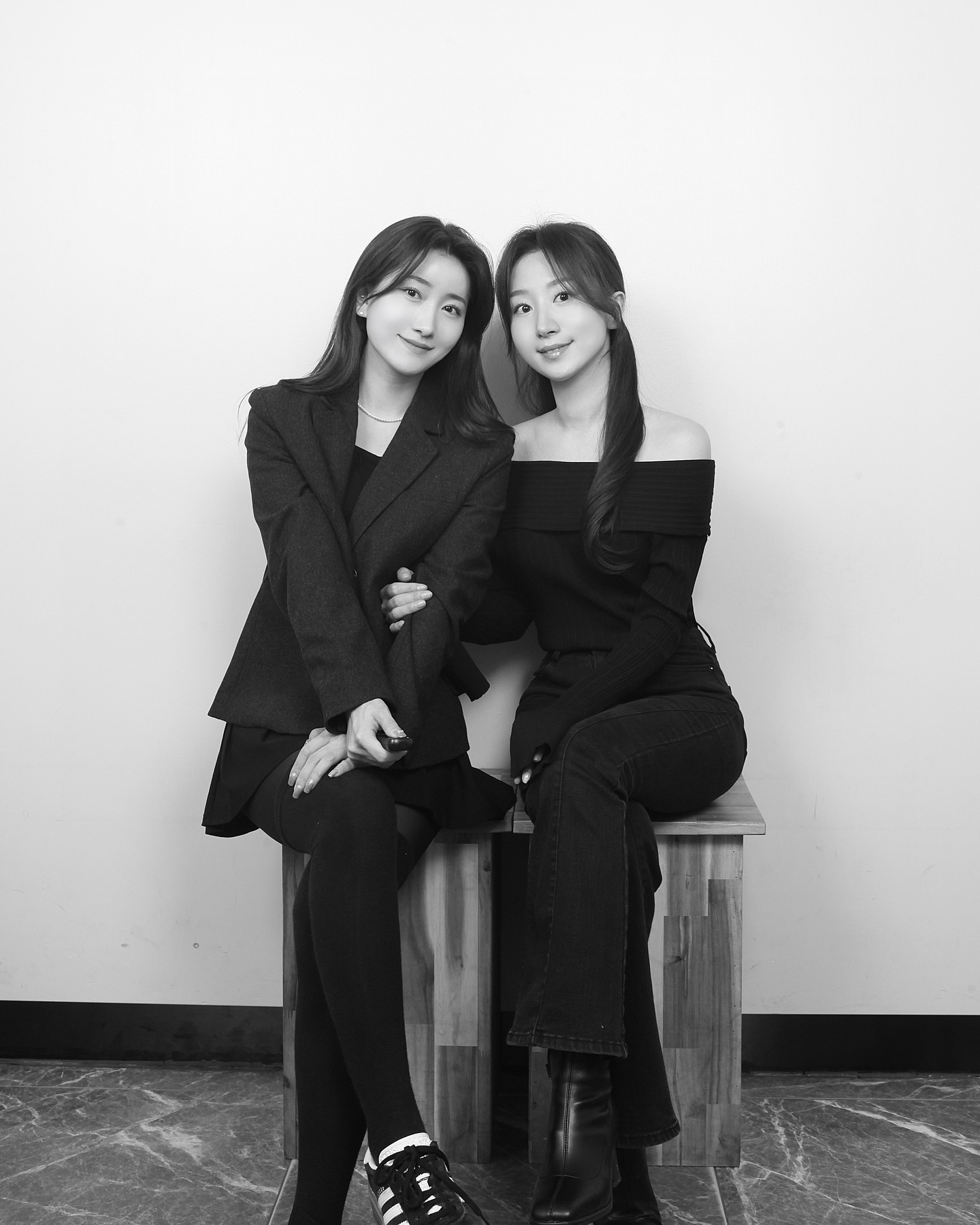 #협찬 
미리 메리 크리스마스 기념🎄
나의 베프이자 가족인 우런니와 2024 기록을 남기기 위해
📸 <기억사진관> 익선점에 다녀왔습니다♥

첫 셀프 스튜디오 촬영이라 처음에는 뚝딱거렸지만 
촬영 후 화면으로 사진을 바로 볼 수 있어서
잘나오는 구도를 찾아가기 편했어요🥰

이번 연말 기록은 기억사진관에서 해야하는 이유💖
✔ 세로, 가로 원하는 구도로 촬영 가능
✔ 촬영 후 전문가가 작업해주는 사진 보정
✔️소품을 활용한 다양한 연출샷 가능
✔️가성비 끝판왕👍

흑백무드 넘 좋지 않나요?🤍🖤 

 #서순라길 #기억사진관 #익선흑백사진 #익선동 #종로3가맛집 

#데이트코스 #셀프사진관 #기념사진 #종로3가 #안국 #익선동핫플 #익선동사진 #익선동흑백사진 #종로3가사진관 #익선동사진관 #북촌사진관 #북촌한옥마을코스 #북촌한옥마을가는길 #서울북촌한옥마을 #북촌한옥마을체험 #리뷰노트