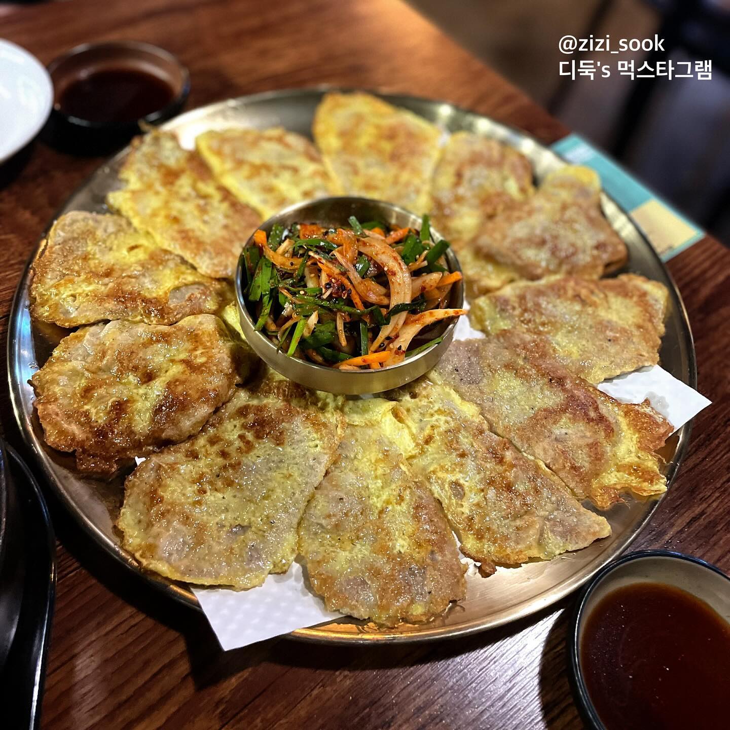 육전이랑 떡볶이~~
사람별로 없고 조용해서 좋았다 *⸌☻ັ⸍*

#오복집 #두정동맛집 #디둑_천안 #디둑_두정동