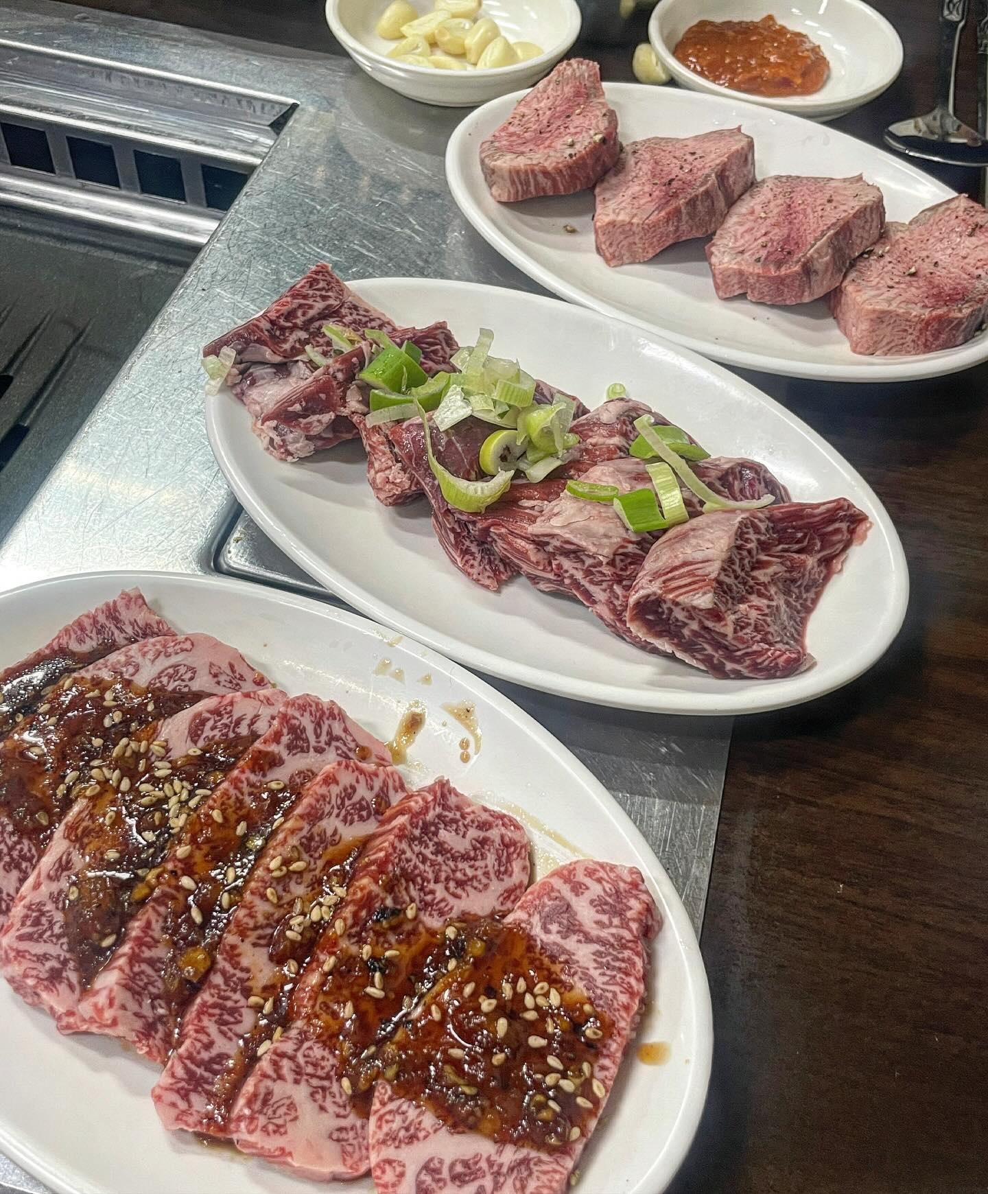 👂🏻📣
우설의 찐맛을 느끼고싶다면 요기임

40년 가까이 운영중인 송파인들의 자랑이라 할수있는 노포맛집!! 외관만 보면 동네 고기집 분위기인데 야키니쿠에 집중한 점이 신기했음

우설,소꼬리,돈설 등 특수부위들이 많고 고기와 곁들여먹는 소스연구도 많이하셔서 이것저것 조합해서먹는 재미까지 있음!! 여럿이가서 우설,살치살,안창살,갈비살타레에 카레라이스,청국장까지 다 뿌셔버림!! 나중엔 취해서 청국장은 못찍음,,ㄷㄷ

한번가면 미친 매력에서 헤어나올수가 없는곳,,,💗

#삼전역 #부일갈매기
📍서울 송파구 삼전로13길 4

#삼전역맛집 #잠실맛집 #송파맛집 #잠실고기집 #삼전역고기집 #우설 #우설맛집 #야키니쿠 #갈매기살맛집 #청국장맛집 #카레라이스맛집 #삼전역가볼만한곳#삼전역데이트 #노포맛집 #먹방 #먹스타그램 #맛스타그램 #먹팔 #먹팔맞팔 #좋아요 #좋아요반사