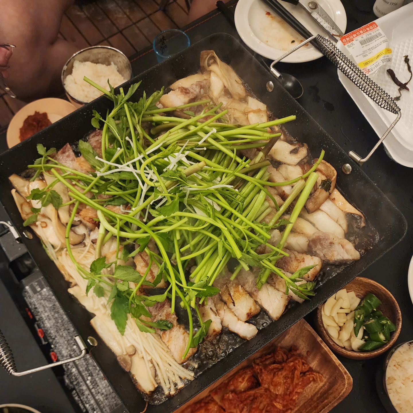분위기가 완전 밝아진 독립적인 좋은 공간에서 
함께 미나리 삼겹살을 먹으며... 
또 날을 샐 뻔했다는 ... 😄😄😄😄😄 말많은 나때문이예요^^
단독주택 먼저 이사가는 사람은 노래방시스템 꼭!! 완비하기로해요~~
dew_yiii 

#우리의만남 #미나리삼겹살 #술부족 #다음엔미리많이준비할께요