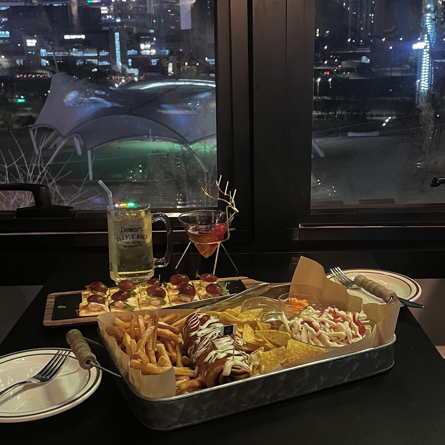 #협찬 양주 이엘펍🥂

호수공원 바로 앞에 있어서
산책하다가 맥주먹기 딱 !
하이볼, 칵테일 종류도 많고
양주도 다양해서 좋았어요 😉

튀긴 부리또 엄청 바삭하구
고기도 많이 들어있어서
시원한 하이볼이랑 잘어울려요🔥

가벼운 안주부터 플레터까지
맛있게 즐기고 옴 ㅎㅎ

📍양주 옥정 이엘펍
주소 : 경기 양주시 옥정동로 193 호수메디프라자 2층 205호
주차 : 가능 (지하주차장)
시간 : 평일 17:00-02:00 / 주말 16:00-02:00
가격대 : 주류 0.8~ / 안주류 10.0~ / 플레터 2.5~