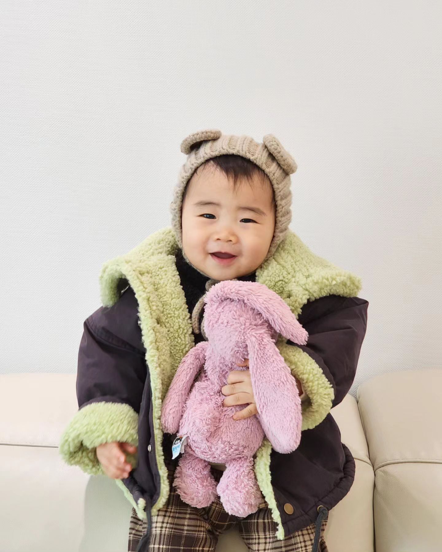 월패드 러버 아기 또 있나요? 🤣

월패드 + 조명 버튼 이것저것 누르다가
절전모드 버튼도 막 눌러대는 바람에
거실 시계 맨날 꺼져있는데 후,,,, ^_^,,,,
다시 켜서 시간맞추기 귀찮아
거실시계 꺼진채 살아간지 벌써 5일차쯤 ,,,,된것 같네유 히히 ♥️