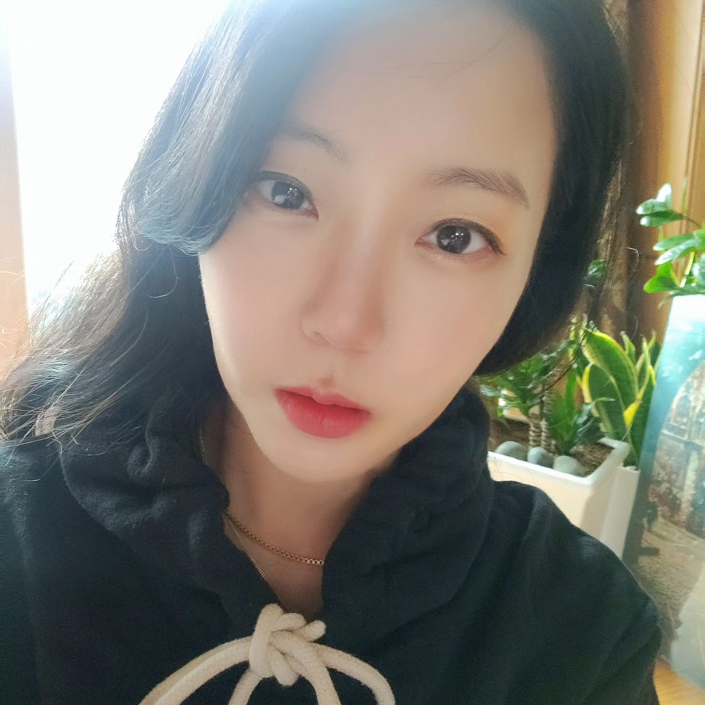 잠을 얼마나 잔건가?
더 자구 싶은데...

#휴일은 #누워있기 #잠만자기 #먹구자구 #팔이아프네 
#더자구싶다 #과자엄청먹음 #과자끊어야하는데
