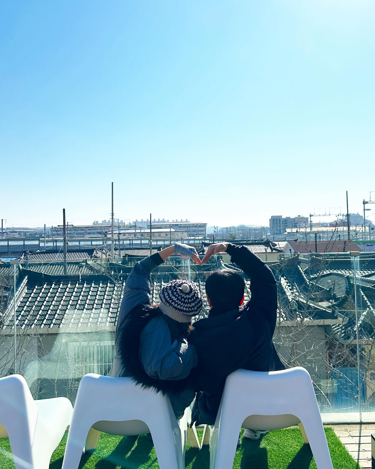 22주년 결혼기념일 💖
가진 것도 없고 잘난 것도 없는 우리가 행복한 이유는
함께라서 ❤️

한 해 한 해 지날수록 더 좋은 사람과 지낼 수 있다는 것은 
인생의 가장 큰 행운이다.
더 많은 것을 바라는 것은 욕심일 뿐.
언제나 지금처럼만 ❤️

#럽스타그램 
#사랑해신랑아
#나랑사는거축하해
#늙어서주책이지만 
#마음만은젊다우 ㅋㅋ