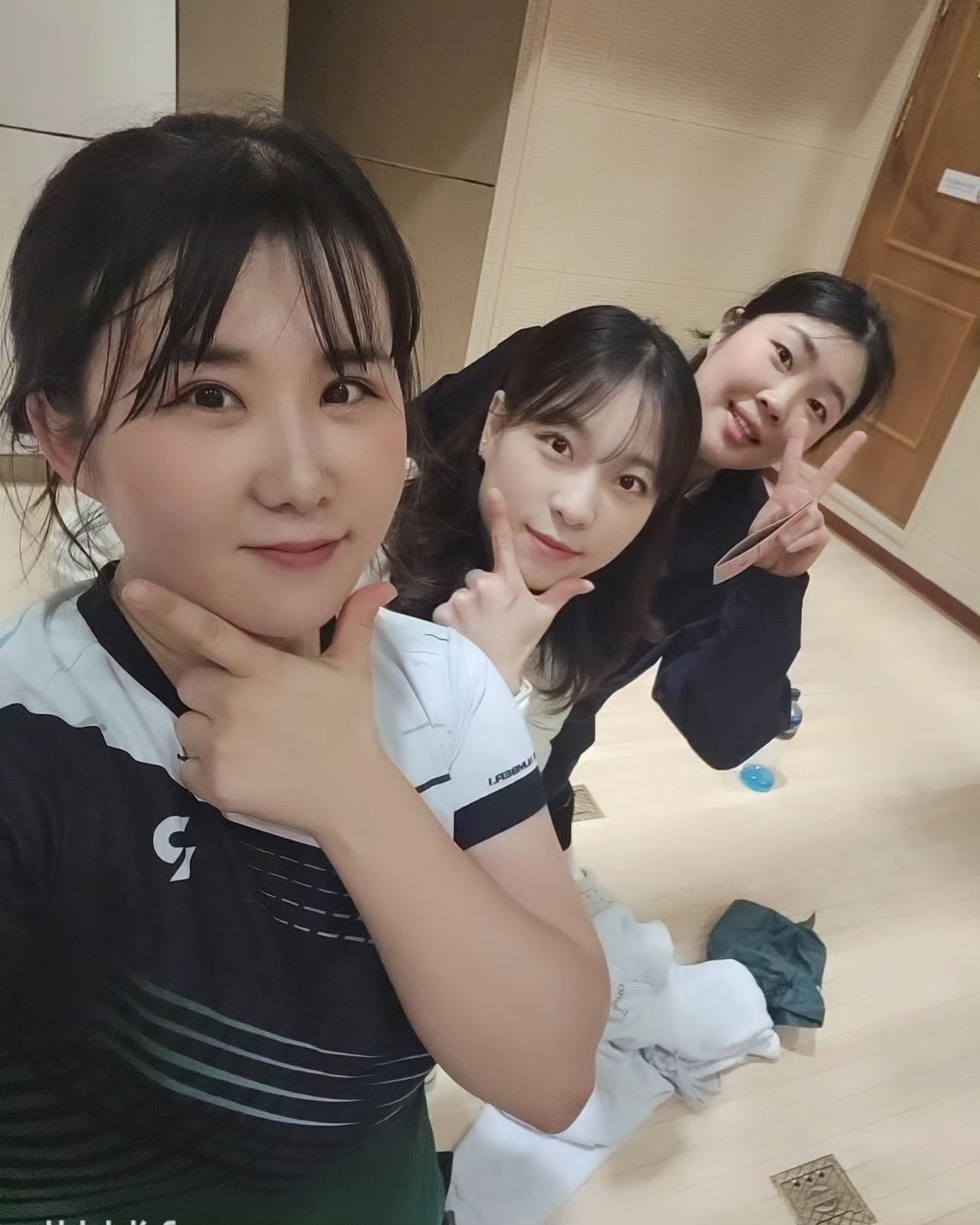 여복 너~~~~무 힘들쟈나🥺
근데 너~~~~무 재밌쟈나😆
우리 퀸 언니동생들이랑 하면 항상 재미진 운동🏸
.
팀🩵team_____queen
스폰🏸ryder1_official 
콕 👉zebra_sports_official
.
team_____queen
ryder1_official
ryder_jaemin
ryder_jaeyeop
ryder_jaewook
ryder_jaedeok
ryder_jaemin_seo
zebra_sports_official 

🧡퀸은 라이더와 지브라셔틀콕과함께합니다🩷

#배드민턴동호회 #퀸 #잭팟 #전국모임 #전국여자모임 #배드민턴 #배드민턴브랜드 #배드민턴팀 #배드민턴맛집