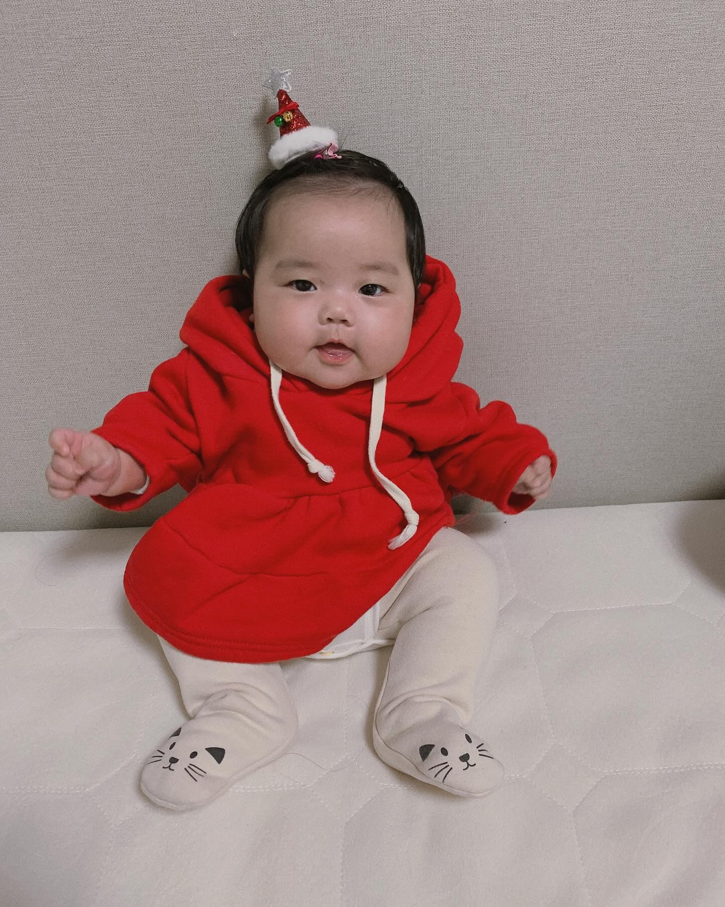◡̈𖤐 
크리스마스가 다가오면 생각나는 산타아기사진🎅🏻
지금보니 세상 몬생깃네 

#크리스마스 #다같이띵가띵가놀자__1126  #산타
#부산맘