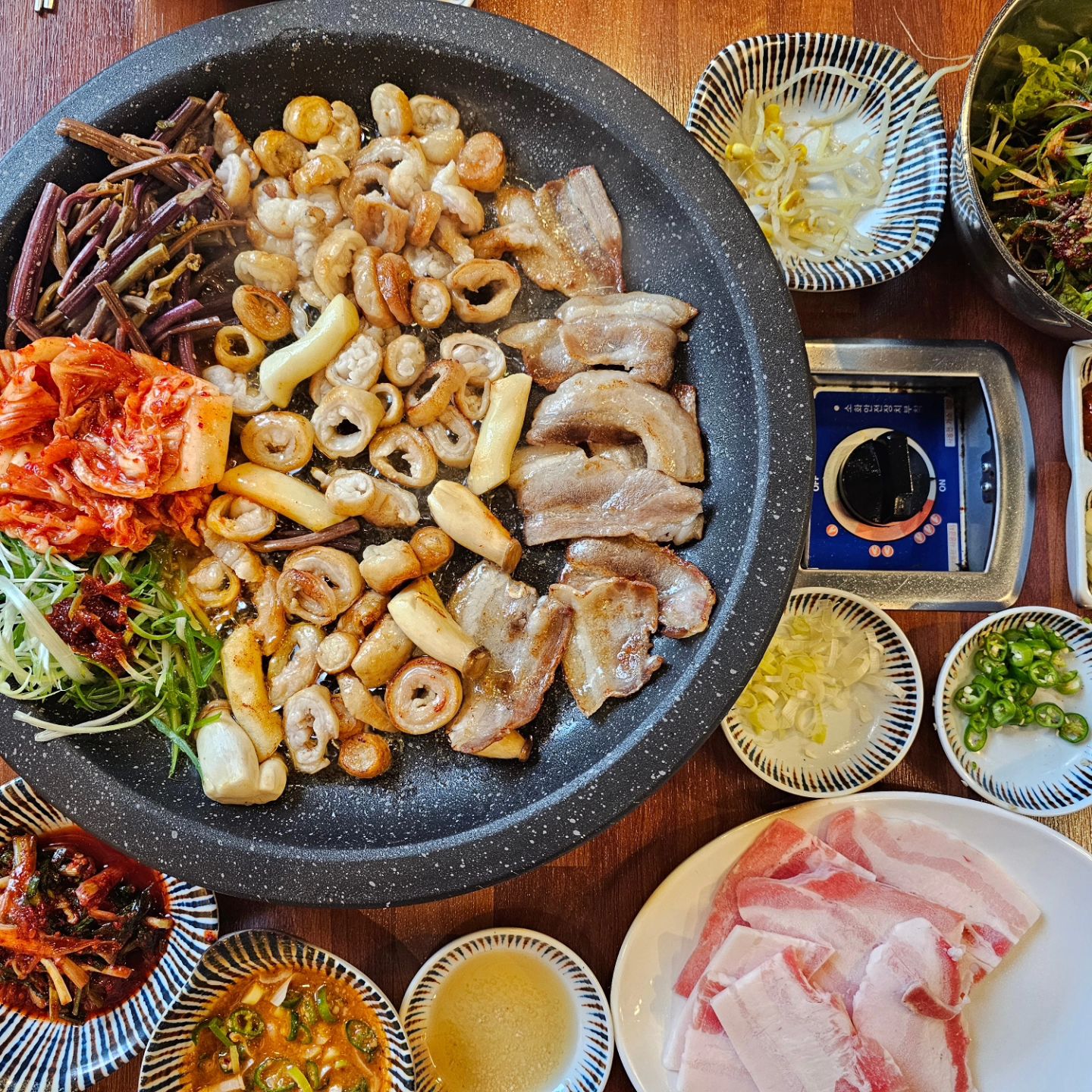 냉삼이랑 막창 찐 맛집 🥓
세상에나 이렇게 부드럽고 맛있는 막창이라니ㅜㅜ
대구막창맛집임!!!! 
고사리,김치,파채 같이 구워먹는 급냉삼은 말할것도없음..
서비스로 나오는 얼큰한돼지찌개는 밥을 부르는 맛!!!
기름칠했던 속이 싹 풀리는 느낌 ㅎㅎㅎ
#대구서변동맛집 
#서변동고기집 
#대구막창맛집 
#인사동막창