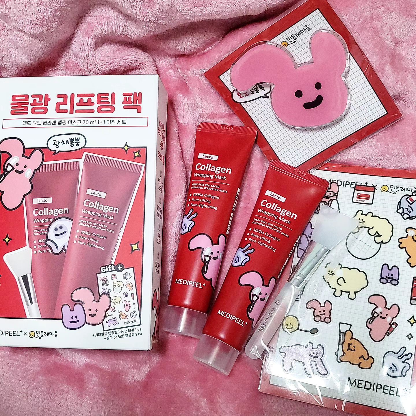 #협찬  수분충전하며💦 탄력까지 잡아주는💆‍♀️

#medipeel #메디필 
#레드락토콜라겐랩핑마스크 

✔️70.2% 콜라겐 가득
쫀쫀하게 영양밀착 시켜주는 
바르는 #콜라겐팩 

바르고 나면 피부에 완벽 밀착되는
콜라겐 팩으로 변신!! 

속부터 꽉 채워주니~
피부 광이 살아나고 오래가요✨️
늘어진 모공까지 잡아주는 느낌 굿✨️ 

〰️〰️〰️〰️〰️〰️〰️〰️〰️〰️
🎁지금 올리브영에서 만나볼 수 있는 패키지
#랩핑마스크마음에디션 

레드 락토 콜라겐 랩핑 마스크 70ml * 2ea 
+ 에어 터치 실리콘 팩 브러쉬
+민들레마음 스티커 1매 +그립톡 

👍귀염뽀짝 너무나 혜자스런 구성이였어요😆
〰️〰️〰️〰️〰️〰️〰️〰️〰️〰️ 

⭐️특히나 중증희귀난치질환 환아와 
가족들의 삶의 질 개선에 도움을 주고있는
#민들레마음 과 함께하는 마음 에디션이라 
취지도 너무 좋더라고요🥹 

귀염뽀짝 캐릭터 들도 꼬마작가님의 
그림에서 탄생한 캐릭터였던것👦👧💓 

👉수익금 또한 환아와 가족분들을위한 프로그램에 기부된다고하니 너무나 응원하고싶어요👋 

#스킨이데아
#레드락토콜라겐랩핑마스크마음에디션 
#바르는콜라겐팩 #민들레마음 #메디필민들레마음 #마음에디션 #중증희귀난치질환환아 #물광팩 #바르는콜라겐팩 #올리브영마스크팩 #세로모공 #모공관리 #소유마스크팩 #올리브영팩추천 #올리브영추천템 #올리브영콜라겐 #메디필콜라겐팩 #kbeauty #kskincare