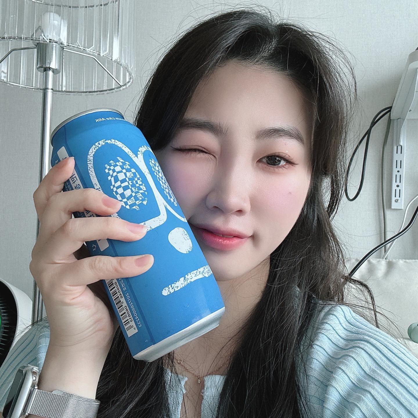 #협찬
☑️저는 평소에 에일 맥주를 좋아하는데요!😆

☑️오늘은 디자인부터 시강인 
☑️ARK 아크는 1세대 코리아 크래프트 비어 브랜드! 
☑️광화문 캔맥주와 동일한 브랜드에서 런칭된 신상 맥주!
☑️아크맥주를 소개해 드리려고 합니다!

☑️이 아크 맥주는 신기하게 풍미를 극대화하기 위해 필터링을 최소화하여
☑️엎었다 뒤집어 마시면 Upper Deeper의 진정한 매력을 느끼실 수 있다고 합니다

☑️또한 부드러우면서도 시트러스한 감귤류의 풍미로 시작하여 
☑️국내산 생강이 첨가되어 있어 기분 좋은 알싸함으로 마무리된 맥주라고 합니다 
☑️그래서 아크맥주의 매력이 더욱 극대화해주는 거 같았어요!
 
☑️아크 맥주의 뜻이 정말 귀여운데요! 
☑️아크는 앜! 소리 나게 맛있는 맥주라는 의미라고 하는데 
☑️그래서인지 향이 정말 좋고 맛있는 맥주였습니다!

☑️저 처럼 에일 맥주는 좋아하시는 분들은 추천 드립니다😆 

🕹️판매처: 출시 전 상품으로 5월 편의점, 마트에서 구매 가능하다고 합니다!!

🕹️자세한 판매처는 👉arkbeer_kr에서 확인하실 수 있다고 합니다!

#협찬 #아크비어 #아크어퍼디퍼 #UpperDeeper #ARK #캔맥주 #크래프트비어 #아크맥주 #편맥 #편의점맥주 #신상맥주
