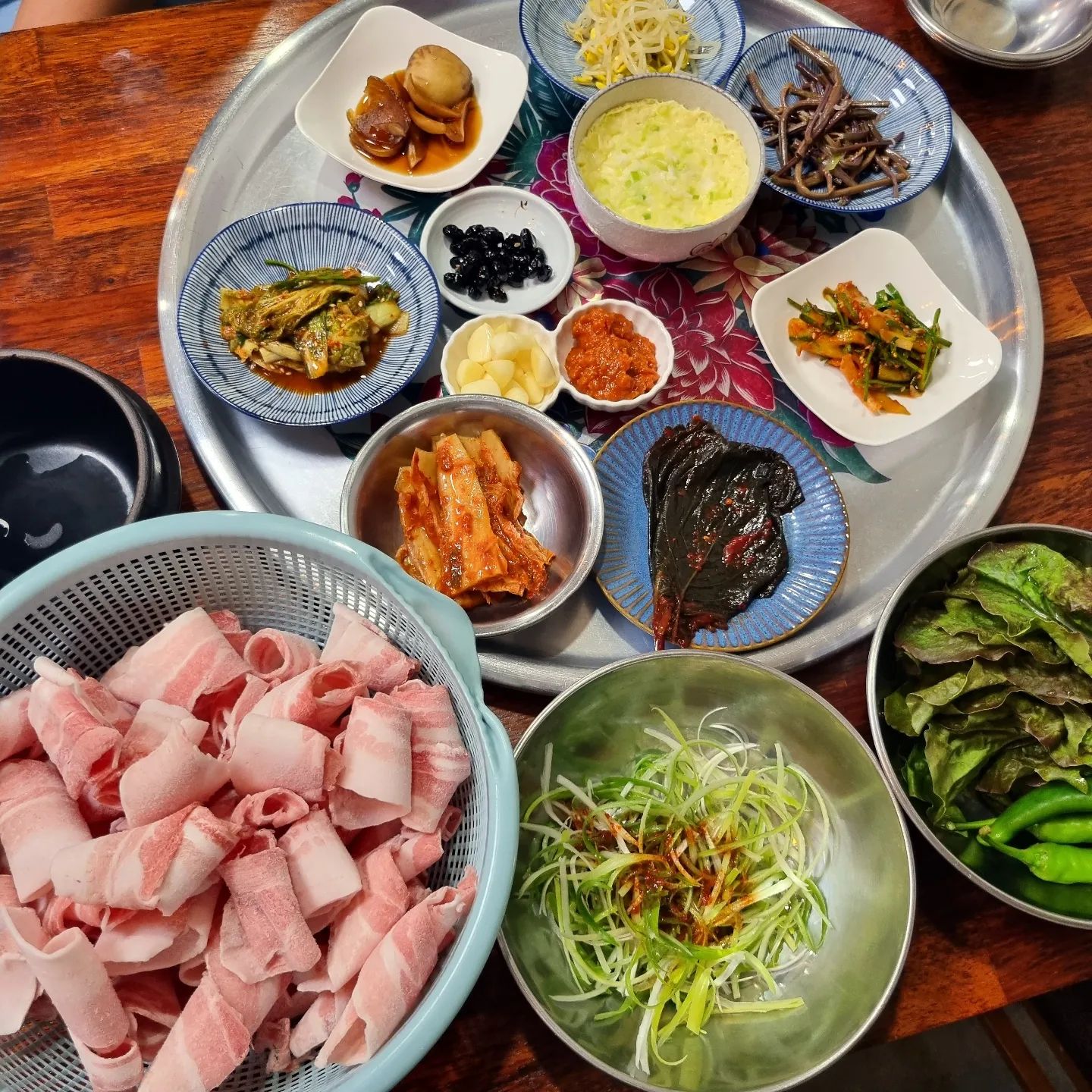 #협찬
#먹스타그램 #술스타그램
독특한 컨셉의 #순천냉삼맛집 #순천대패삼겹살맛집
처음엔 진짜 찐으로 예전 사무실을 개조해서 고깃집으로 만든줄 알았음 ㅋㅋㅋㅋㅋㅋ

입구 정면 블라인드 뒤에는 대형 단체룸이 있어서
단체 모임이나 회식으로 짱일듯!

사장님이 가게에서 직접 기계로 썰어서 나오는 #대패삼겹살 인만큼 모양도 크기도 제각각이지만 #오히려좋아

대패삼겹살 배부르게 먹고 볶음밥까지 클리어-
-
❣️#국제무역
❣️전남 순천시 구암길 5
❣️061-744-0468
❣️매일 11:30~22:00
(매주 일요일 휴무)
(브레이크타임 15:00~17:00)
-
#순천 #순천맛집 #순천연향동맛집
#오늘아님