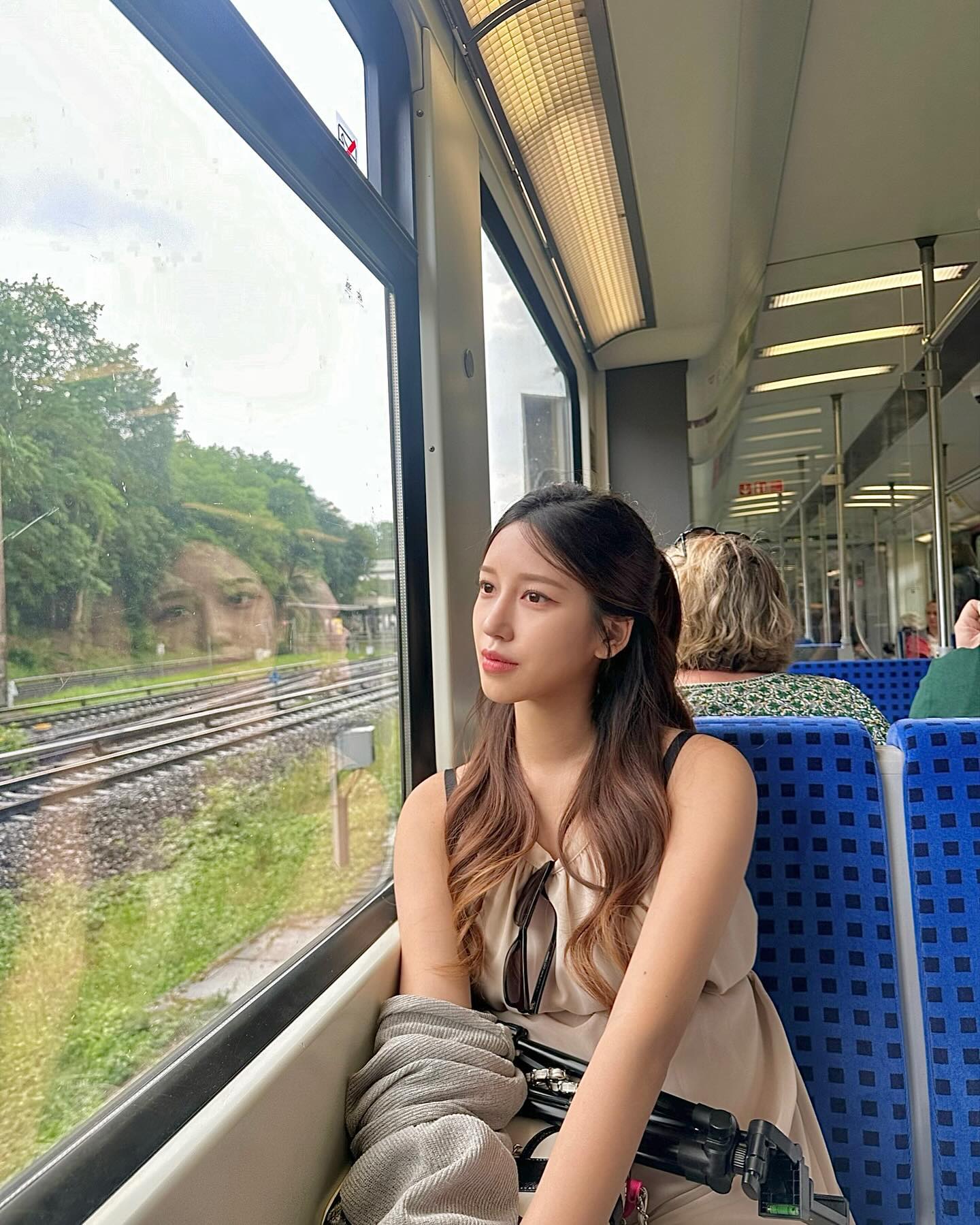 불러오는 배랑 같이
점점 내가 사라져가는 것 같아
행복함과 우울함 그 어딘가에 빠져있었고

행동 하나하나가 눈치가 보이던 상황에서
다녀오라는 고마운 남편의 말 한마디 듣고
일주일 준비해서 훌쩍 떠나온 유럽여행

---

지금까지 쉬지 않고 일만 했기에
지금의 나는 새로운 일을 시작하는 것이
내려놓는 것보다 더 쉬운 사람이 되었다.

결혼과 가정 이룸은
단절을 가져다준다는 말을
난 이해할 수 없었다

좋은 딸, 좋은 선생님, 좋은 엄마
다 해낼 수 있을 줄 알았거든

지금 내가 겪는 어려움과 스트레스가
내 아이를 향한 죄책감이 되는 걸 느끼고 나서야
선택적인 것이 아니라는 걸 느꼈고
상상도 못 할 행복이 찾아오는 중이라는데,
나는 누구보다 그 느낌을 더 잘 알고 느낄 줄 알았는데
아직 갈피를 못 잡는 내 모습에 실망을 해버렸다.

---

그래서 이번 여행은
나에게 정말 선물과 같은 여행이었다

더 큰 세상을 바라보다 보면
내가 하는 고민들이 얼마나 작은 것들이었는지 알게 된다.
그렇지만 그런 작은 고민들이 연결되어 하나의 삶이 되고
그 삶들이 모여 이렇게 놀라운 세상이 만들어졌겠지☀️

한국으로 돌아가면 현실과 다시 투닥거리겠지만
조금 넓게 여유있게 바라보는 습관을 들여야지

---

🍀이번 여행을 통해 배운 것🍀

01)
조금의 두려움은 나쁘지만은 않다는 것
Vigilent한 사람이 될 수 있도록 해주니까

02)
세상에는 정말 다양한 자녀 교육법이 존재한다는 것
교육법에 강박을 가지지 말자

03)
저출산인 우리나라가
임산부에 대한 축복이 제일 부족하다는 것
어딜 가든 반짝이는 눈으로 축하해 준 외국이들을 보며
나는 축복받아야 하는 존재라는 걸 잊지 말아야 함을 느꼈다

---

이번 여행 처음부터 끝까지 지켜준 하나님
누구보다 즐겁게 여행하라고 배웅해 준 남편
부족함 없으라고 양손 가득 챙겨준 부모님
여행 내내 내 건강부터 살펴준 룸메즈

모두에게 고마운 마음 가득 가지고 다시 한국으로✨

#EUROPE #FRANCE #PARIS #GERMANY #BERLIN
#NETHERLANDS #AMSTERDAM #유럽여행 #태교여행
