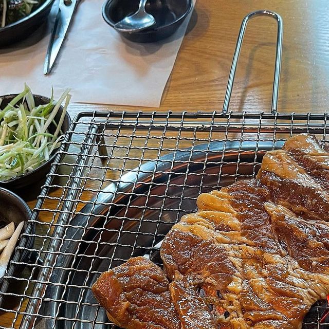 먹고놀고잉 [맛집 | 여행 | 핫플 | 체험] on Instagram: "👻 대구 돼지갈비 맛집 #명동돼지한마리 👻 ⠀ • 돼지갈비 200g 11,000원 • 비빔소면 5,000원 • 공기밥 1,500원 (된장무료) 대구 돼지갈비 맛