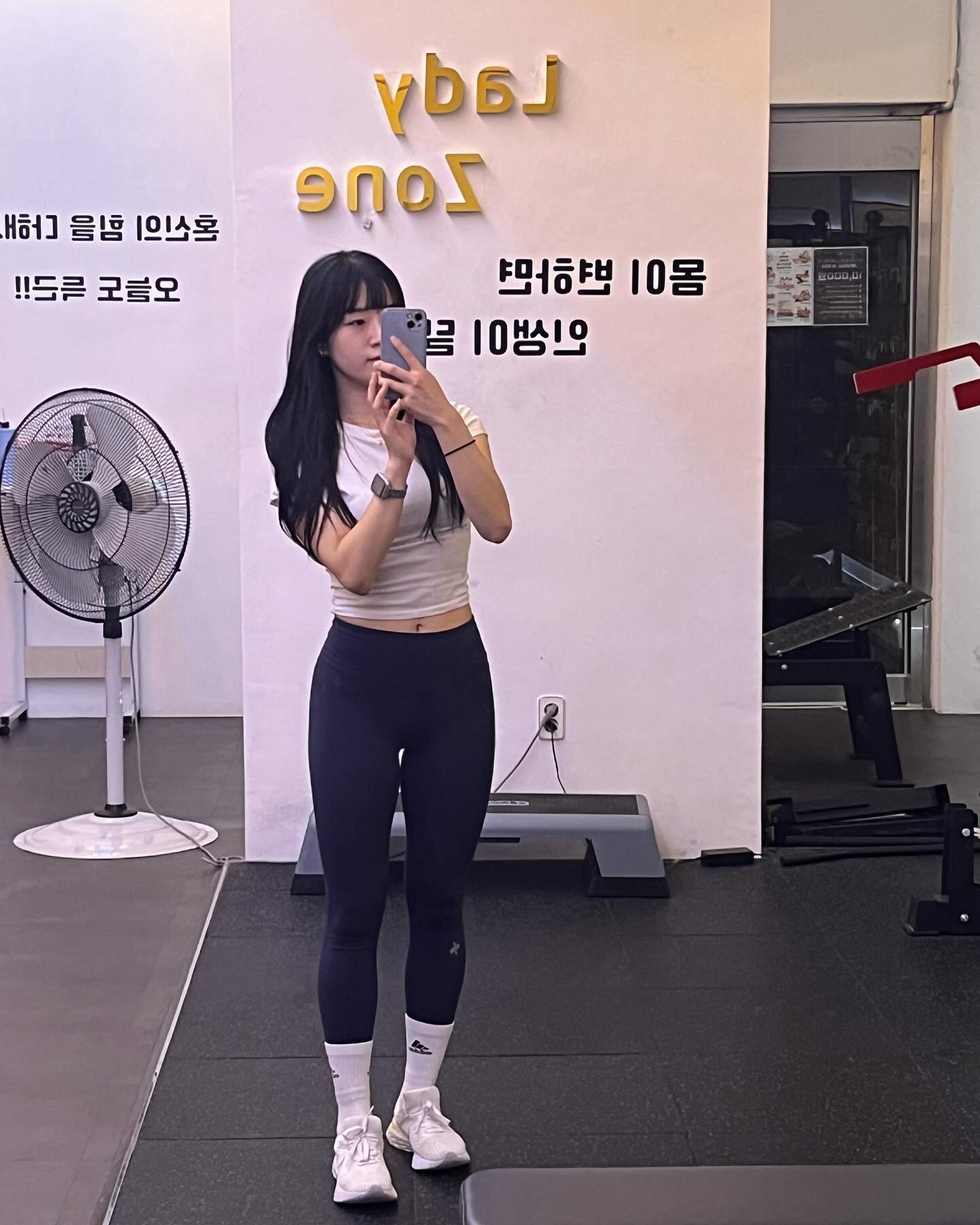 2024.01.11

빙구 앞머리와 함께 등장🥹🥹
미용실가서 앞머리 숱을 늘리면서 잘랐는데
이런… 넘 짧게 잘라주셔서 약간 빙구가 된…😇

어제는 제 애착 런닝화를 잃어버렸다가 되찾는 이슈가 있었답니다(아찔) 호텔 헬스장 락커에 두고 왔더라고요…
다행히 다시 가서 찾고 헬스장 다녀왔어요.

근데 가방이 무거워서 반스를 안가져감+퇴근시간이라 사람 많음 이슈+한끼도 제대로 못먹었음으로 무리하면 깔릴 수도 있겠다?싶어서 그냥 간단하게 머신만 하다 왔네요☹️

오늘 하루만 더 버티먄 주말이니… 다덜 파이팅입니다아🤩🤩
(나도…파이팅…)

✔️ 레그프레스 80kg 5set
✔️ 레그익스텐션 35kg 5set
✔️ 레그컬 20kg 3set
✔️ 이너타이 25kg 5set
✔️ 아웃타이 60kg 5set
✔️ 복근운동