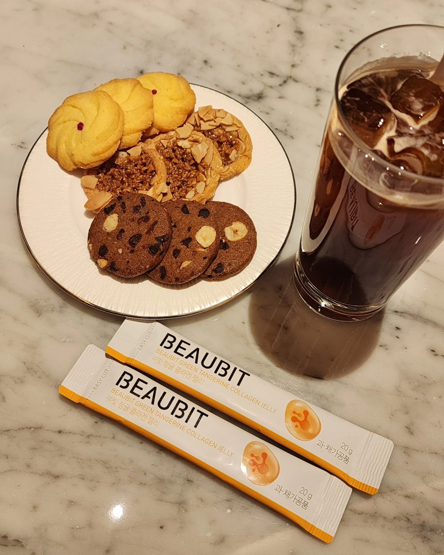 #협찬 beaubit_official

콜라겐 섭취도 편하고 맛있게! 😋

지난 한 달 동안 매일 뷰빗 청귤 콜라겐 젤리를 섭취하고 있는데요. 휴대하기가 너무 좋아 호캉스 갈 때도 박스째로 챙겨 갔답니다. 

콜라겐 특유의 비린맛이 전혀 없고, 청귤감귤의 상큼한 맛이 일품이라 간식처럼 챙겨 먹게 되더라고요. 

영국산 비타민C를 함유하고 있어, 활력 넘치는 하루를 보낼 수 있었고요. 💪 확실히 피부가 더 탄력 있고 건강해진 것 같아요. 

매일 섭취하면서 느낀 점은, 이 제품이 정말로 체내에서 피부를 위한 영양소를 공급해주는 것 같다는 거에요. 피부가 더 건강해지고, 생기가 넘치는 것 같아요. 😊

여러분도 뷰빗 청귤 콜라겐 젤리를 시도해 보시면 어떨까요? 
피부 건강을 위한 투자, 절대 후회하지 않을 거에요! 💖🍊👌 

#뷰빗 #뷰빗청귤콜라겐 #뷰빗청귤콜라겐젤리 #청귤콜라겐 #청귤콜라겐젤리 #beaubit #뷰빗셀럽1기
⠀