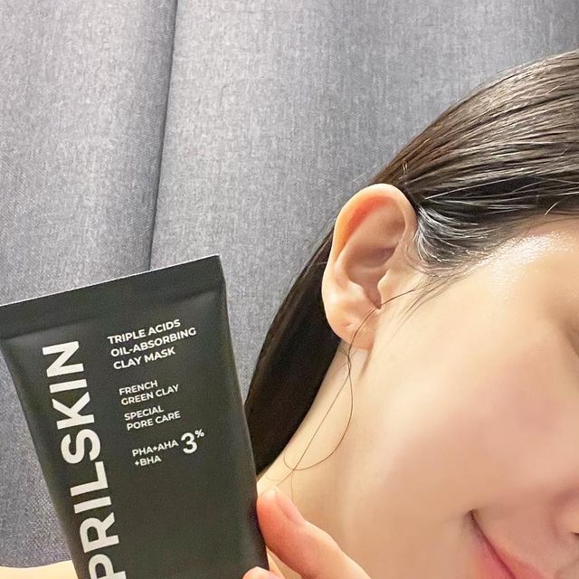 @wmeroe on Instagram: "제가 평소에 저녁에 팩을 자주 하고 자는데요! 이번에 모공 청소를 해주고자 에에프릴스킨에서 출시된 “ 5분 모공축소머드팩“ 으로 관리를 시작했습니다. 요 머드팩은 1.