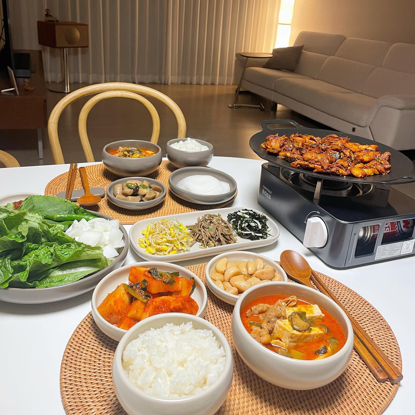 정성가득 맛잇는 집밥! #그릇정보 #레시피저장 👇🏻
가장 문의가 많았던 그릇, 반찬통 정보 와 고깃집 찐맛 그대로 먹을 수 있는 밥도둑 차돌박이된장찌개 레시피입니다!
(이 피드에 문의가 정말 많아서 올려드리며 모두 제돈제산이며 광고 및 협찬 아닙니다🤗)

📌차돌박이 된장찌개
▫️재료
감자 1개(작은크기), 애호박1/3개, 양파1/2개, 대파 1대, 청양고추 1개, 홍고추 1/2개, 두부1/2모, 차돌박이 2주먹, 후추 톡톡톡, 식용유 1숟갈, 쌀뜨물 500ml, 재래식된장 2숟갈 듬뿍 푹 퍼서, 다진 마늘 1숟갈 듬뿍, 설탕 1/3숟갈, 고춧가루 1숟갈 반

▫️레시피
1. 적당한 크기 이상의 냄비에 차돌박이를 넣고 달달 볶아준다.
* 차돌박이에 먼저 후추를 톡톡 뿌려놓았다가 넣는다.
2. 80%정도 볶아지면 쌀뜨물을 부어준다.
3. 감자를 넣고 된장 두숟갈을 푹푹 퍼서 넣어준 후 덩어리가 생기지 않게 잘 풀어준다.
4. 감자가 절반 정도 익으면 양파, 호박, 대파, 고추를 넣어준다.
5. 다진마늘 1, 고춧가루 1.5, 설탕 1/3숟갈을 넣어주고 간을 본다.
6. 중강불로 아주 맛있게 팔팔 끓여준다.
**이 때 설탕을 조금 넣어주면 더 맛있어요.
7. 마무리단계로 두부를 넣어주고 한번 더 중강불로 보글보글 끓여준다.

📌그릇정보 
[에라토] 메이 2인 14p 그릇세트

📌반찬통 정보
[창신리빙] 스카이락 반찬통 8개세트

#집밥 #집밥레시피 #그릇 #반찬통 #저녁메뉴 #오늘의밥상 #온더테이블 #에리보 #신혼밥상