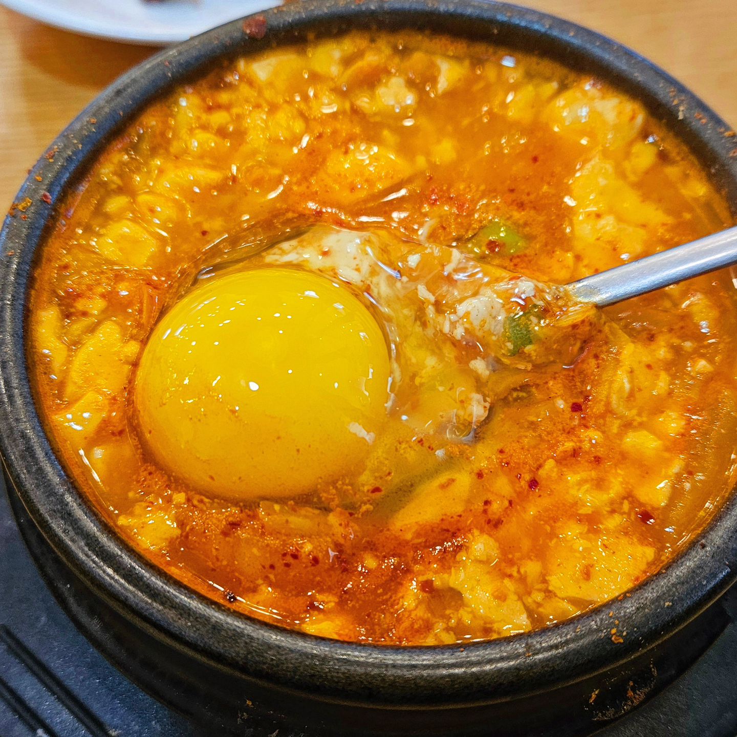 점심메뉴로 순찌는 탁월한 선택💕
해운대 #소공동순두부 

해운대 그랜드조선 호텔 맞은편에 위치한 소공동 순두부!
베스트메뉴 해물순두부를 선택할까 하다가
김치돼지고기 순두부로 픽‼️

날달걀 깨서 국물속에 숨겨두고
밑반찬들이랑 솥밥 먹다가 
국물이랑 순두부랑 같이 먹음 꿀맛🥰

마지막 숭늉으로 입가심 하면 한끼 뚝딱✨️
해운대 주변에서 아점으로 딱 좋은 식당이었다

📍소공동순두부 해운대점
부산 해운대구 해운대해변로 291 2층 소공동순두부

⏰️영업시간
매일 8:00~21;00, 브레이크 15:00~16:30
라스트오더 20:00

🅿️주차장 있어요
.
.
.
#순두부 #순두부찌개 #해운대맛집 #해운대 #부산맛집투어 #부산맛집