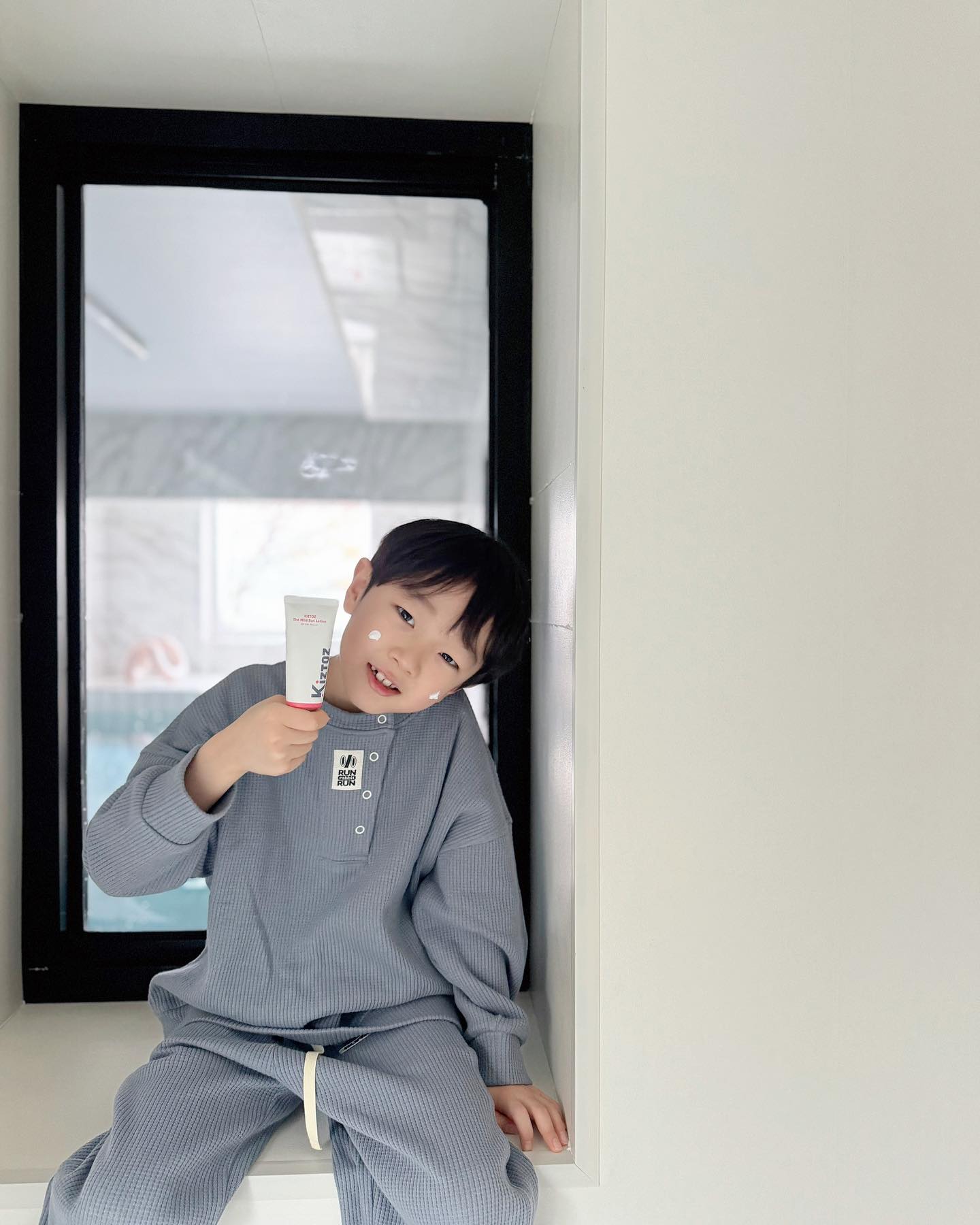 #협찬 #키즈토즈 

이번에 런칭한 ' 키즈토즈 '의
썬크림과 클렌징티슈 ☀

어릴때부터 썬크림을
잘 챙겨발라야 피부건강을 
지킬 수 있다고해요 ~

매일바르는 썬크림인만큼
성분도 중요한데 
순하고 백탁없는 키즈토즈 !

세수할때도 클렌징따로 필요없이
클렌징티슈 하나로 썬크림과 
노폐물을 닦아 낼 수 있으니 
안심되고 참 좋네요 👍🏻

순한 무기자차 선크림
키즈토즈와 함께하세요 '◡'

kiztoz_official 

#KIZTOZ #순한선크림 #유아선크림
#어린이선크림 #유아선크림클렌징 
#아이선크림클렌징 #선크림클렌징티슈
#키즈선크림