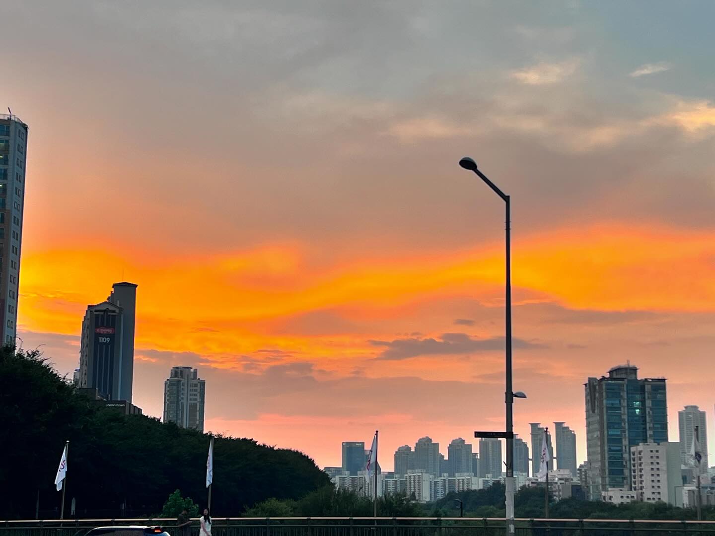 🌅
그대를 보았다. 
그대가 웃었다. 

아름다운 그대 두 눈에 
내가 담겼다. 

그 모습이 좋아 
그렇게 한참을 가만히 앉아 

그대를 담았다. 

- 이경선 [웃음] 중