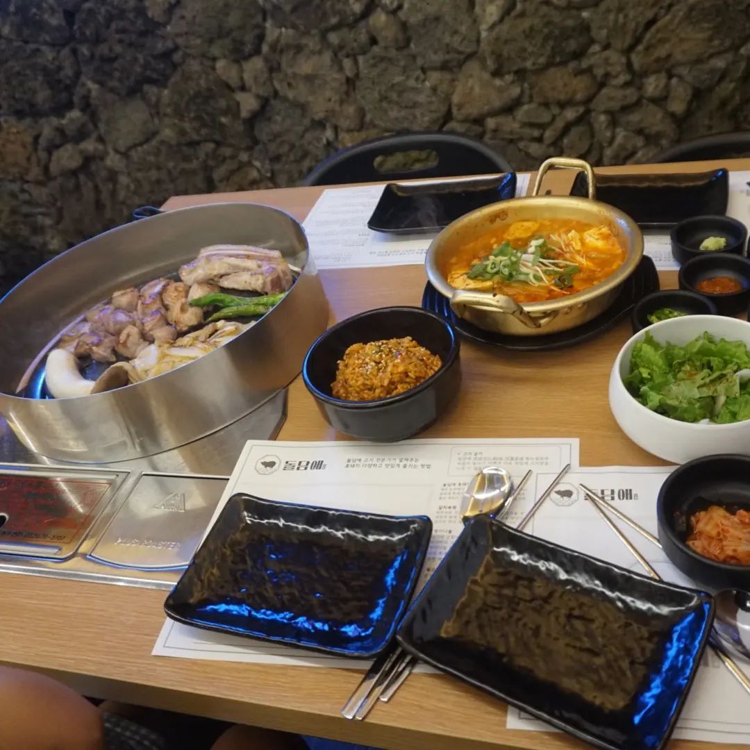 돌담애성산흑돼지
주소 : 제주 서귀포시 성산읍 섭지코지로 57 1층 돌담애
#돌담애성산흑돼지#성산흑돼지맛집#성산일출봉흑돼지맛집#섭지코지흑돼지맛집#제주온평리맛집#제주아쿠아플라넷맛집#제주오션스타맛집#제주휘닉스맛집#제주스누피가든근처맛집#제주섭지코지맛집#제주도섭지코지맛집#제주광치기해변맛집#제주오조리맛집#제주종달리맛집#제주혼인지맛집#제주온평맛집#제주신양포구맛집#제주수산리맛집#제주빛의벙커맛집#제주성산읍맛집#제주성산일출봉고기집#성산일출봉고깃집

주말 저녘 웨이팅 할정도로 인기 많은 곳이예요^^ 아이들이 자서 근처에 있어 생각나 급하게 예약 했는데도 받아주셔서 감사했습니다. 돌담애 컨셉도 자연친화적이고 음식 하나 하나 정갈하고 맛있었습니다. 바쁘실텐데 직접 고기도 구워주셔서 아이도 잘먹더라구요. 고기 부위별로 설명해 주시면서 어떻게 먹으면 맛있는지 알려주셔서 기억에 남네요+_+ 야채들도 신선했구요. 쌈장 와사비 김치 마늘 명이나물 등등 셀프바도 이용할수 있었어요!
메뉴는 돌담흑돼지 흑돼지 목살,오겹살,꼬들살 가니쉬야채
2인 500g 고기로 아주 넉넉해서 먹다가 배불렀어요.
갈치속젖 볶음밥 처음 먹어보았는데요. 특유의 짠냄새가 아닌 매콤함으로 입맛을 살려주는 갈치속젖 볶음밥이였어요. 밥맛이 진짜 좋아서 고기 익기전 반을 먹기도 했답니다. 
복분자에이드 7도.복분자는 피로회복,피부개선 호르몬 조절에 좋은 부담 없이 즐길수 있는 복분자에이드 였오요
얼음가득 호로록 마셨는데 뭔가 분위기에 취하더라구요^^
돌담김치찌개
신선한 재료만 넣어 정성으로 만든 돌담 김치찌개 얼큰하면서 두부랑 돼지고기가 김치가 푸짐하게 들어있어서 든든했답니다 >.<