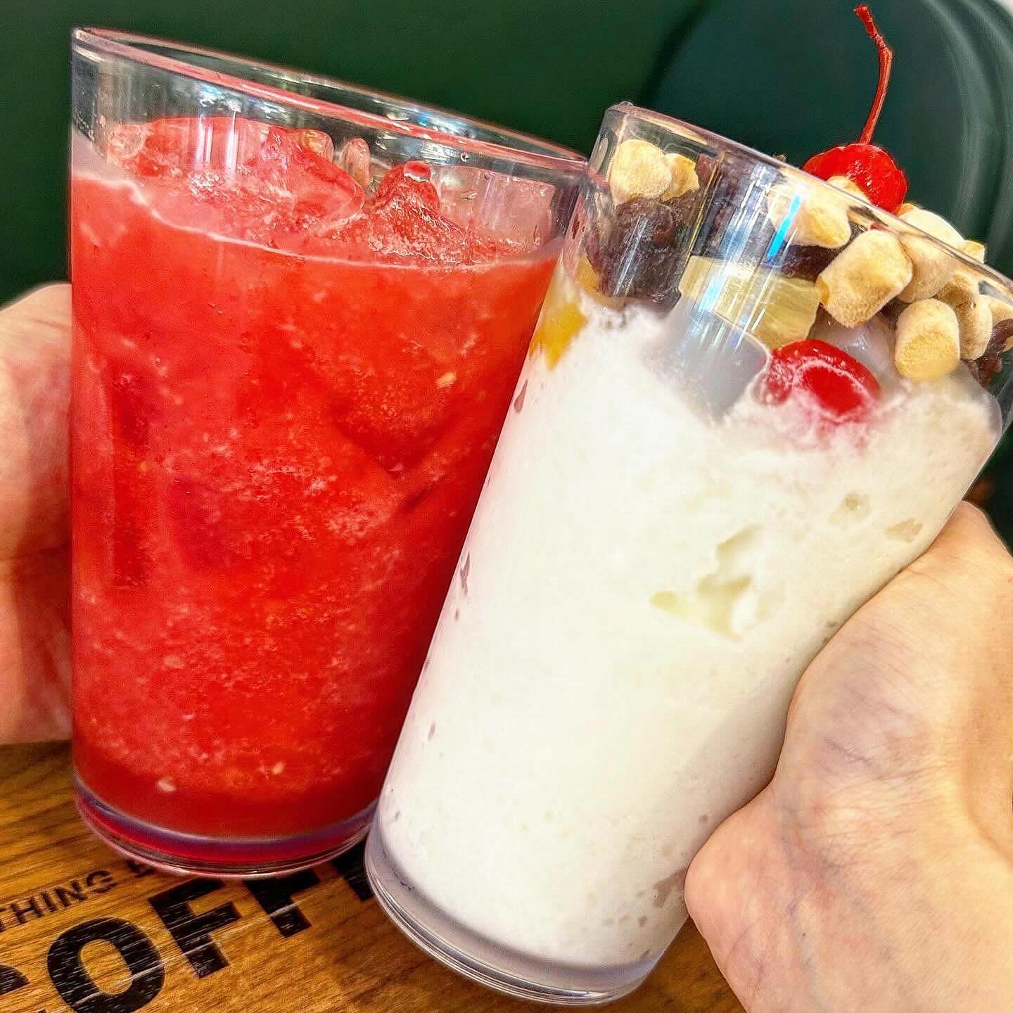 🐽 297번째 메뉴 : 우지커피 #협찬

다양한 디저트로 유명한 #우지커피 에서
여름신메뉴가 나와서 다녀왔어요 !!!! ☀️🍉⛱️

🏷️ 리얼수박주스 🍉
달콤시원한 수박을 통째로 갈아만든 리얼수박주스 
수박맛 시럽이 아니라, 진짜 수박이 씹히더라구요
머리 깨질 정도로 시원해서 
푹푹 찌는 여름에 리프레시하기 딱인 음료 ‼️

🏷️ 후르츠컵빙수 🍧
달달한 팥, 연유, 인절미 떡 토핑과 함께 
중간중간 씹히는 후르츠칵테일의 달달상콤함
이거 완전 기분 좋아지는 팥빙수예요 !!!! 
혼자인데 팥빙수 먹고 싶을때 
후르츠컵빙수 시켜먹으면 딱 일 것 같아요 👏🏻

#우지커피창동점 은 매장이 넘넘 깨끗해서 좋았어요 
커피, 음료 가격도 저렴하고 디저트도 다양한 편이예요! 
우지커피 신메뉴가 궁금하다면, 방문 추천합니다 ! 

🌠 가게 : 우지커피 창동점
🌠 주소 : 서울 도봉구 노해로63다길 21 1층 
🌠 영업시간 : 08:00 〰️ 22:00 (월-금), 09:00 〰️ 22:00 (토-일)