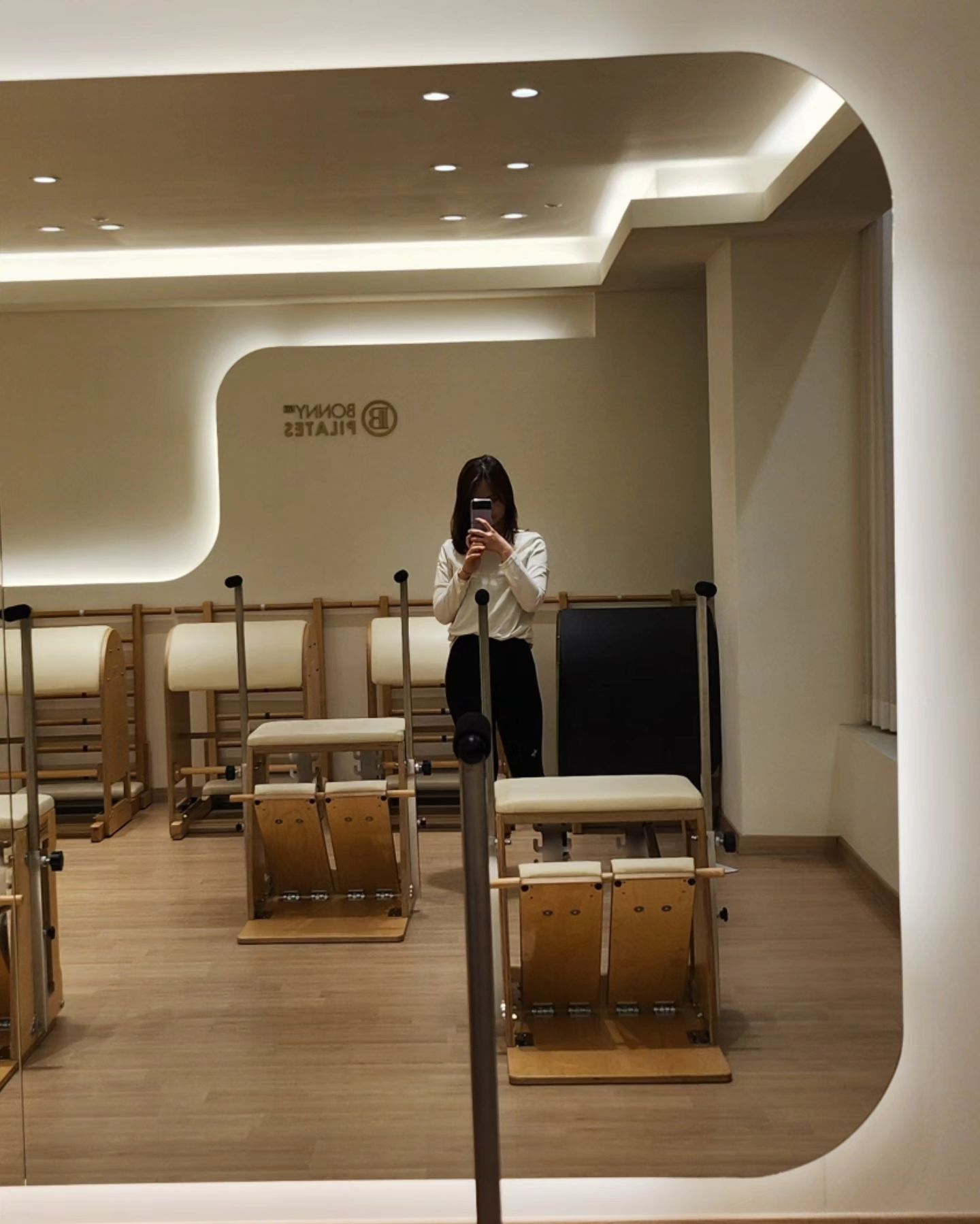 1. 운동기록 🚩운동도 좋고 기록하는 나도 좋다!
전주와서 좋은 기회로 필라테스 유목민 되어봤당❣️
너무 좋았던 몇몇 쌤들💗 코어운동을 제대로 할 수 있게 이끌어주시고 몸도 풀어주셔서 좋았다👍
2.필라테스와 런닝을 병행하고 있다. 유명한 신발 밑창을 선물받았는데 너무 편안했다. 발 가운데 부분만 적당히 푹신해서 발바닥을 감싸준다.👍 소웨이브꺼 족저근막염 예방 깔창이다! ( 넉넉한  사이즈의 신발에 쓰면 좋을 듯 하다.)

✅️이글은 업체로부터 서비스를 제공받아 작성한글입니다.
https://link.coupang.com/a/buv97u