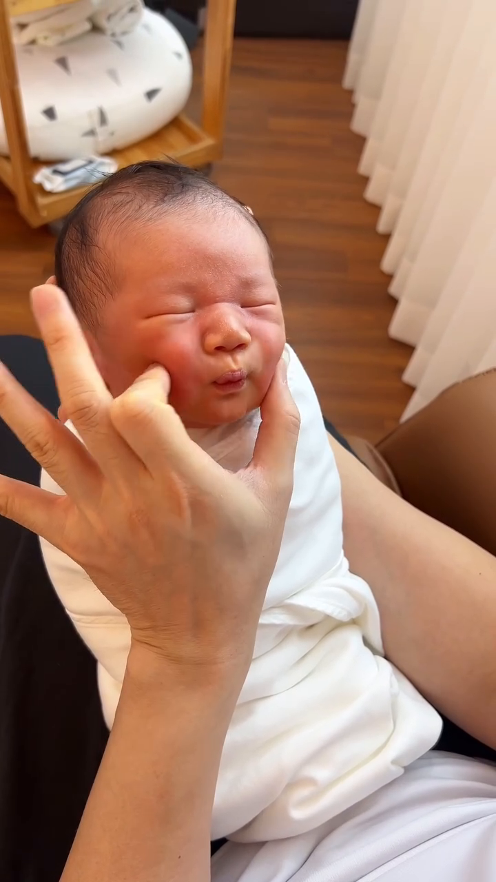 지금이니까 이렇게 할 수 있죠. 
아이와의 매일매일이 추억😘
피곤해도 힘들어도 이겨낼 수 있게하는 삶의 원동력⚡️
세상의 모든 엄마아빠 파이팅 육아팅🔥😁👍🏻

#육아하는아빠 #아빠육아 #육아소통 #아기릴스