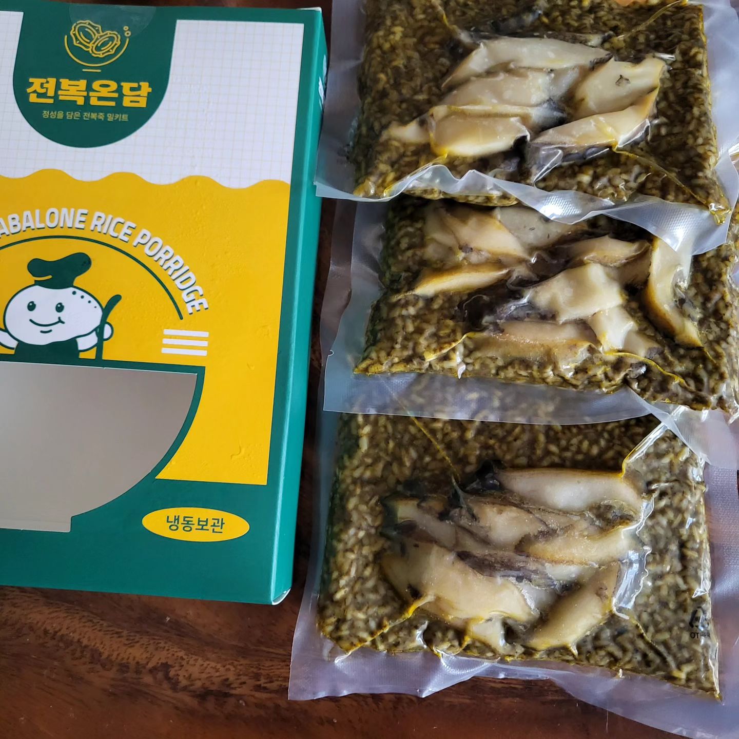 #협찬 

부산사람이면 다 안다는 
일광소나무집 전복죽!!😀
저도 줄 서서 먹었는데 편리하게 
밀키트가 나왔지 뭐예요 ㅎㅎ 

직접 가서 먹었던거와 같이 
맛이 진하고 구수해서 
남녀노소 좋아할 맛 이예요. 

다시마와 보리 누룽지를 넣고 
끓였다고 하니 맛 없을 수가 없다는👍 

100% 국내산 활전복으로 공장에서 
막 찍어내는 게 아니라, 
하나하나 정성스레 만들어져서 
포장되어 오기 때문에 
맛은 보장되는거 같아요. 
부산 유명한 소나무집 전복죽을 
집에서도 편하게 맛보세요♡ 

.

#전복죽 #전복죽밀키트