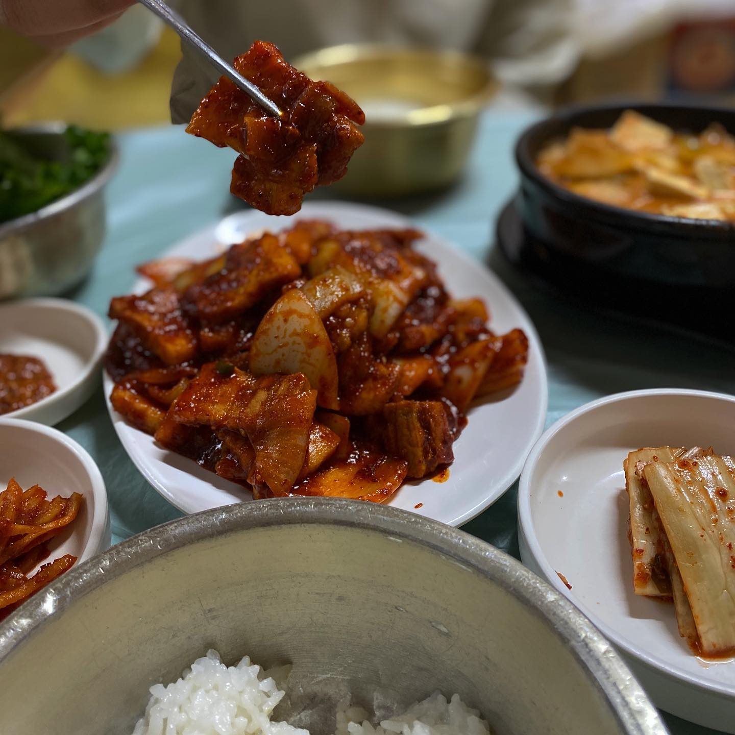 :) #아랫목에서,

주방 통로(?)를 지나서야,
방으로 들어갈수있는 너무 특이한 구조,
제욱볶음 사진 하나 보고 갔는데,
기대만큼은 아니였지만, 고기가 정말 신선해,
#분위기부터취향저격찐하다찐해
#이러니노포를못끊어크흐

#군산 #안동집