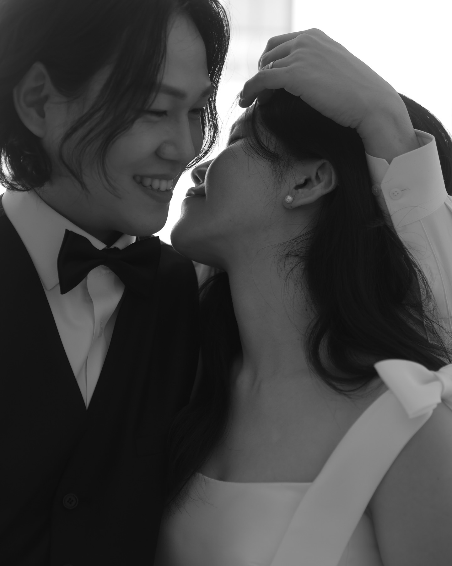🫧 𝒘𝒆𝒅𝒅𝒊𝒏𝒈 𝒅𝒂𝒚 𝑫-𝟓 🫧
👰🏻‍♀️🤍🤵🏻
dahyeahh __ssoniyo 

💌🕊️
혹시 부담이 되진 않을까 실례가 되진 않을까
조심스러운 마음이 앞서 연락드리지 못한 분들이 많아요🥺
미처 연락드리지 못한 분들께서는 너그러이 양해해주시고
넓은 마음으로 반갑게 연락주시면 
감사한 마음을 담아 기쁘게 소식 전달하고 싶습니다 !♥

바쁘신 와중에도 귀한걸음 해주시는 모든 분들과
미리 보내주신 소중한 마음들 잊지않고 행복하게 살겠습니다

* 2024년 06월 29일 토요일  15:30