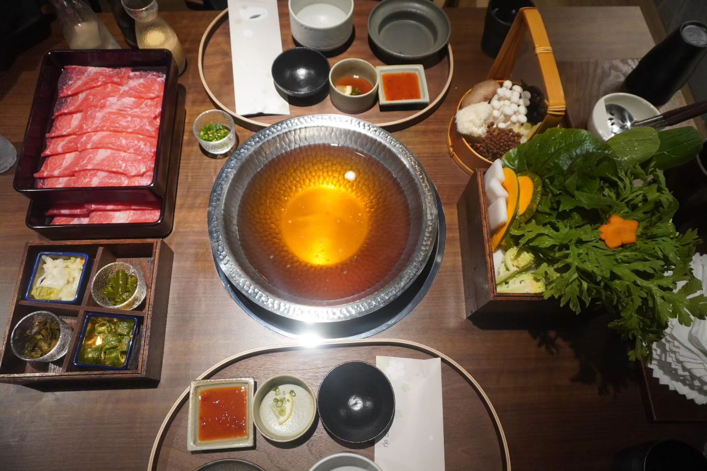 #협찬 #압구정로데오역맛집 #설온 😋😋
.
고급 #압구정파인다이닝 설온은 프리미엄 스키야키 전문점으로 누구에게나 호불호 없는 음식점인데요💕💕
.
고급진 인테리어는 물론이고 입에서 사르르 녹는 고기는 정말 최고에요😍😍
.
룸에서 프라이빗하게 음식을 즐길 수 있어서 #압구정모임장소 로도 추천하는 곳인데요🫶🫶
.
코스요리로 즐길 수 있고 저는 디너스탠다드코스 프라임 소고기, 기본육수 선택☺️☺️
.
에피타이저로 나오는 부드러운 감자스프, 샤인머스켓이 올라간 타르트로 입맛을 돋구고🩷
.
메인 #압구정샤브샤브 는 신선 그 자체,,🤭🤭
.
야채는 물론이고 최고급 고기 그리고 다양한 버섯들이 가득했는데요🤍🤎
.
다 먹고 난 다음엔 전복죽을 배부르게 즐긴다면 후식으로 고급스러운 차와 디저트를 즐길 수 있어요❣️
.
#압구정스키야키 전문점 찾으신다면 설온 #압구정맛집 추천해요❤️❤️
.
👉서울 강남구 선릉로157길 23-4 2층, 3층
👉매일 11:30~21:30 /15:00~17:00 브레이크타임
라스트오더 20:30 
👉발렛파킹, 예약가능, 외부테이블 및 룸
.
#압구정로데오맛집  #압구정데이트 #압구정데이트코스 #압구정데이트맛집 #압구정로데오핫플 #압구정로데오맛집추천