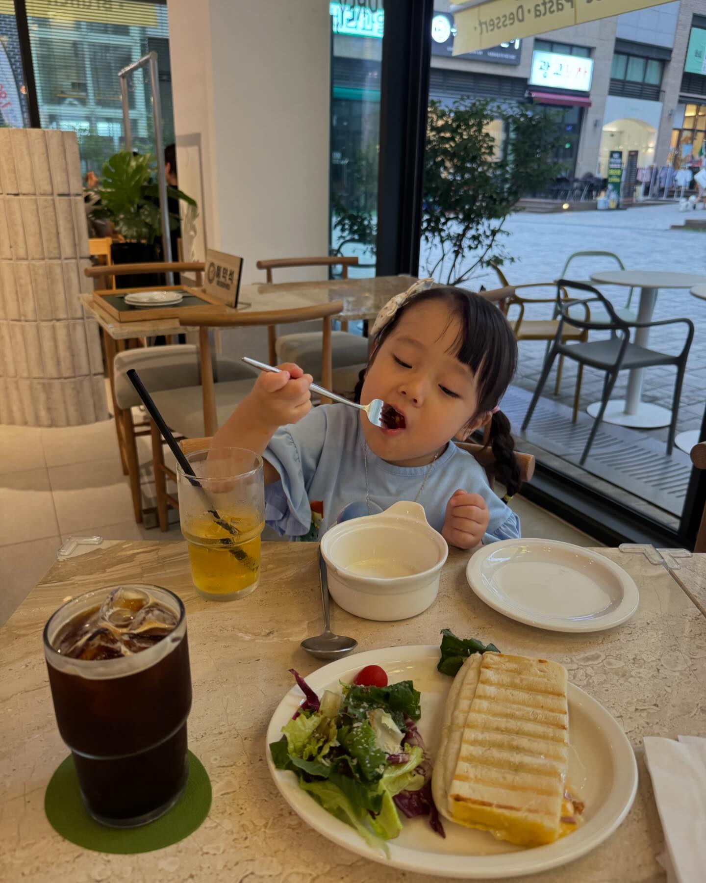 👧🏻
세상에서 제일 예쁜 우리 공주🫶🏻
동생에게 질투따위 없는줄 알았는데,
엄마에게 소심하게 단둘이 데이트 신청하는 보아를 보고
많은 생각이 들어서 무조건 둘만의 시간을
많이 가져야겠다고 생각했던 날🤍
엄마랑 둘만의 시간이 생기니까
입터져서 수다를 조잘조잘 늘어놓는 보아를 보면서
마음이 참 이상했다🥹
엄마가 보아한테 더 신경 많이 쓸게 사랑해🤍

#다섯살딸 #엄마와딸 #딸스타그램