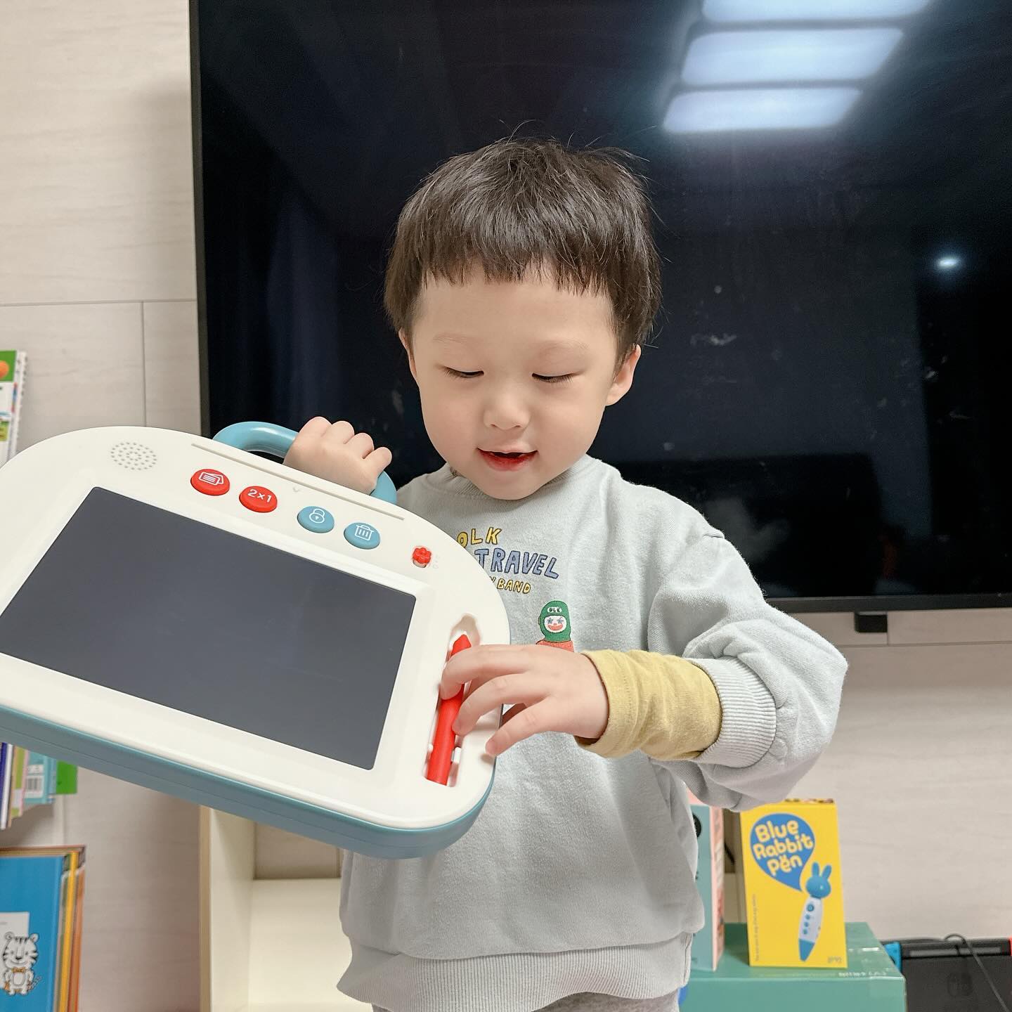 #협찬

러브유가 한글을 시작하면서 이번에 #유아전집
선물해줬는데 반응이 폭발적이네요 💥
아이들이 좋아하는 블루래빗이 만든 유아기 필독 전집은
한글+수학+영어로 유아 교육으로 되어 있고
토끼펜으로 남다르게 스마트한 학습을 할 수 있어서
홈스쿨링도 어렵지않습니다

매직 사운드 러닝 패드로 읽고, 듣고, 쓰고!
이제 제법 자기 이름 조금 쓰고 ㄱㄴㄷㄹ 까지
쓸수 있는 적령기에 들어선 러브유에게는 아주 딱이쥬

스스로 책도 언박싱 하자마자 저만큼 읽고 뭐든지
스폰지처럼 쏙쏙 빠져 들어가고 있어요🐼

🐰블루래빗 시작 러닝스타트 풀패키지🐰는
아이가 첫돌 지나 말시작하면서부터
유아들이 놀이 학습으로 재미있게 시작 할 수 있어 강추해요!
bluerabbit_official_korea

#겨울방학 #새해첫전집 #블루래빗 유아 전집 #프리미엄 유아전집 #러닝스타트 #블루래빗러닝스타 트 #시작러닝스타트 #블루래빗