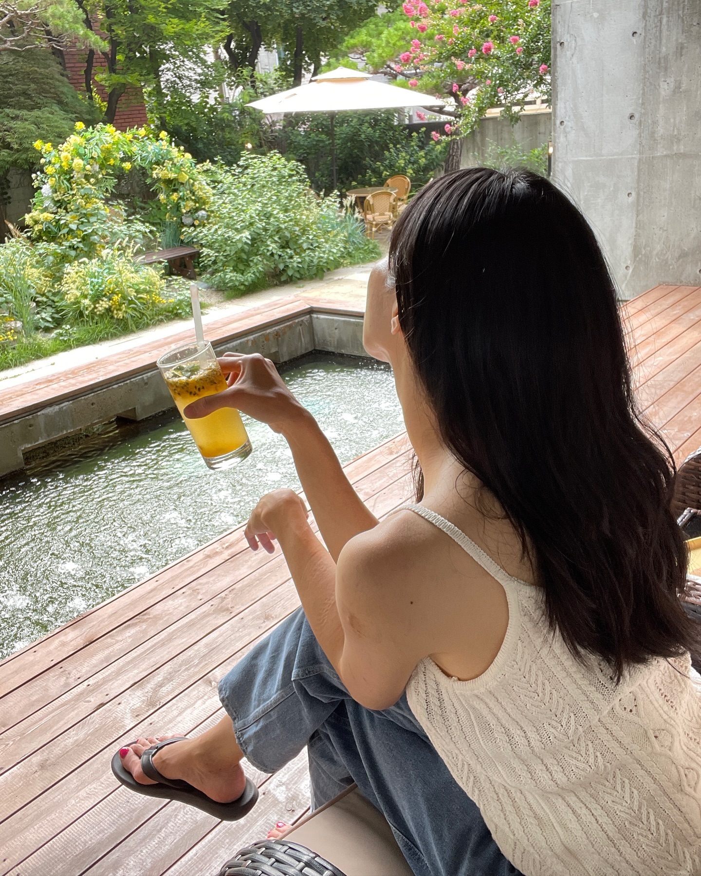 🤍🩵

.
.
🫠뜨겁게 녹아내리던 날 만난…..
.

연희동 속 휴양지🏝️

#연희동카페 #새라울

연희동 콘하스가 새라울로 바뀐 듯하다…

공간 공간 예쁜 곳 가득🤍

연희동 살고 싶다😭😭

.
.
.
.
.

<리볼드> rebold_kr  의
Cable Sleeveless NT-Ivory, Tapered Denim-Blue 입니다.

• 상의/ 중심 배색 컬러의 리본 스트링 디테일이 귀여운
빈티지하고 사랑스러운 실루엣의 슬리브리스 입니다.

•하의/ 7수 두께의 탄탄한 원단에 유연제 처리로 부드러운 터치감에 빈티지한 무드의 테이퍼드 핏이 편안하면서 멋스러운 바지 입니다.

.
.

제가 입은 <리볼드>의 착장도
연희동의 카페도 실물이 훨씬 예뻐요😍😍

그리고 저는 실물보다 사진이 훨씬 나아요🤤🤤

그래도 파이팅😭 월요팅😭

.
.
.
.
rebold_kr  #리볼드 #rebold 
#일상룩 #휴가룩  #페미닌룩  #출근룩 #여행룩 #여름옷 #여름코디 #니트나시  #테이버드핏  #휴가룩코디 #휴양지룩 #카캉스