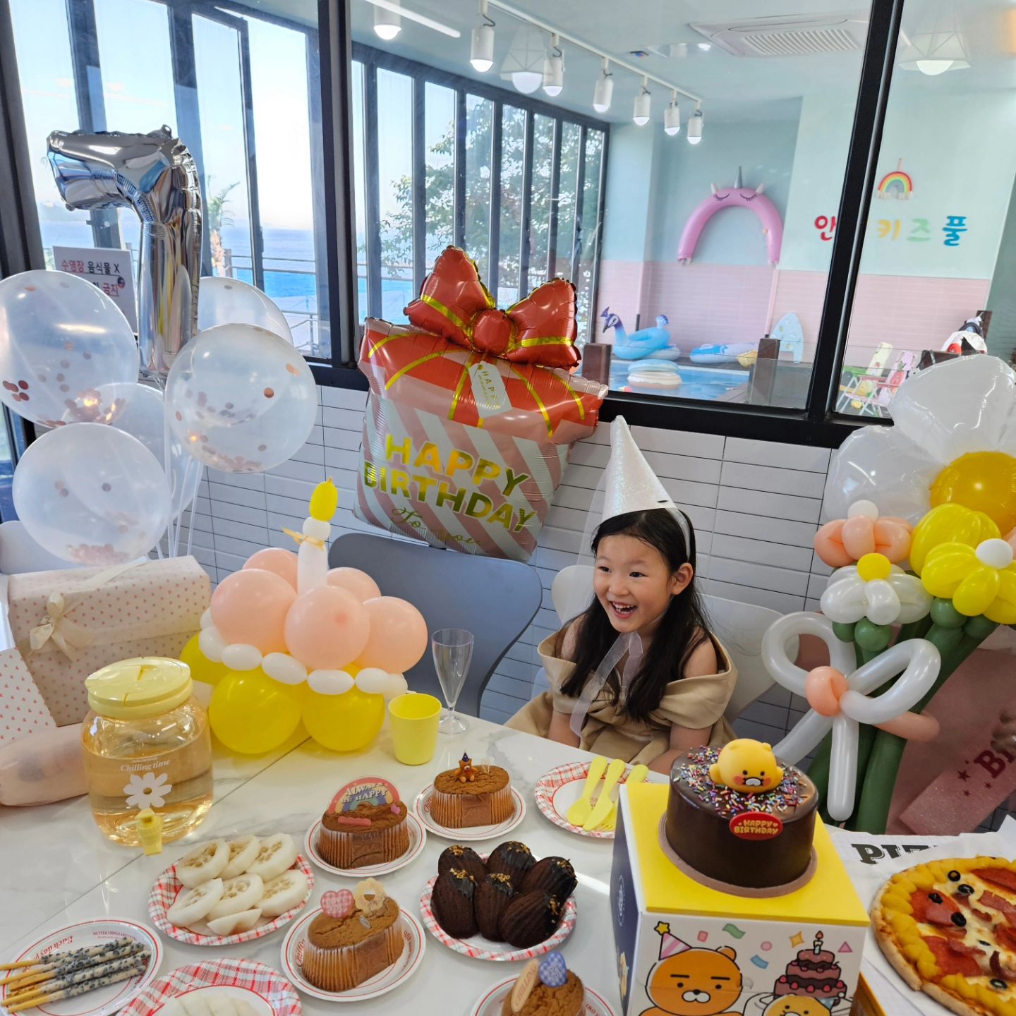 #HBD
#7살생일
-
즐거웠던 리니 생일
앞으로도 건강하게
무럭무럭 자라라줘
-
소원 빌어보라고 했더니
내가 어른이 되어서
엄마가 할머니가 되어도
엄마 안아팠으면 좋겠다고 하는 예린이
-
리니 소원처럼 엄마 앞으로 백년만년 건강할게
사랑해❤
-
#일상#육아맘#육아맘소통#육아일상#맘스타그램
#육아소통 #육아맘