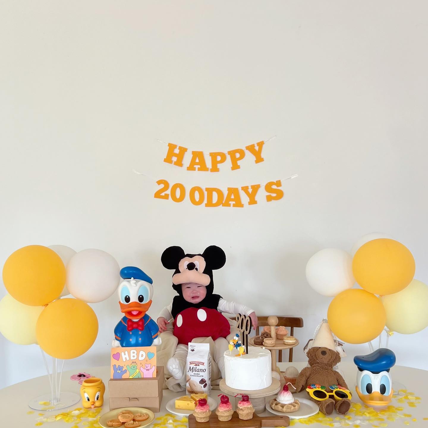 ෆ 

내일이면 200일🫶🏻

죄다 우는 사진에 비슷한 사진이지만
10장을 채우겠다는 엄마의 마음🤣

벌써 200일이라니.. 나 고생했다🥹

#흑토끼띠 
#6개월아기 
#셀프스튜디오 
#사랑해❤️