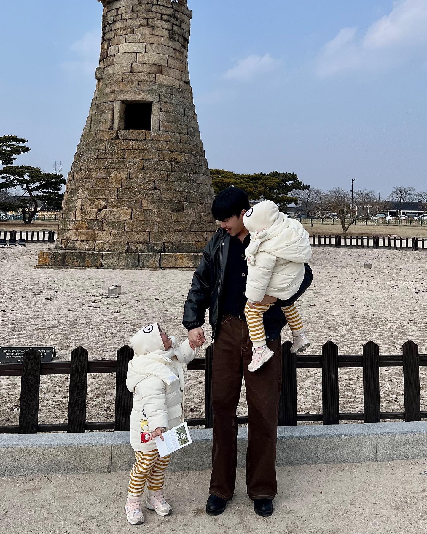 내조카들 라온이,다온이와
처음으로 찍은 소중한 사진들.
‘ 삼촌 ’ 이라는 말이 이렇게나
행복한 줄 몰랐고, 내 손을 잡아주는
작고 소중한 조카손이 너무나도 귀엽고
사랑스럽다🤦🏻
.
.
오랜만에 수학여행 느낌 물씬 느낀
첨성대. 할머니와 아부지가 너무나도
좋아해주셔서 행복 가득한 가족여행🤦🏻
