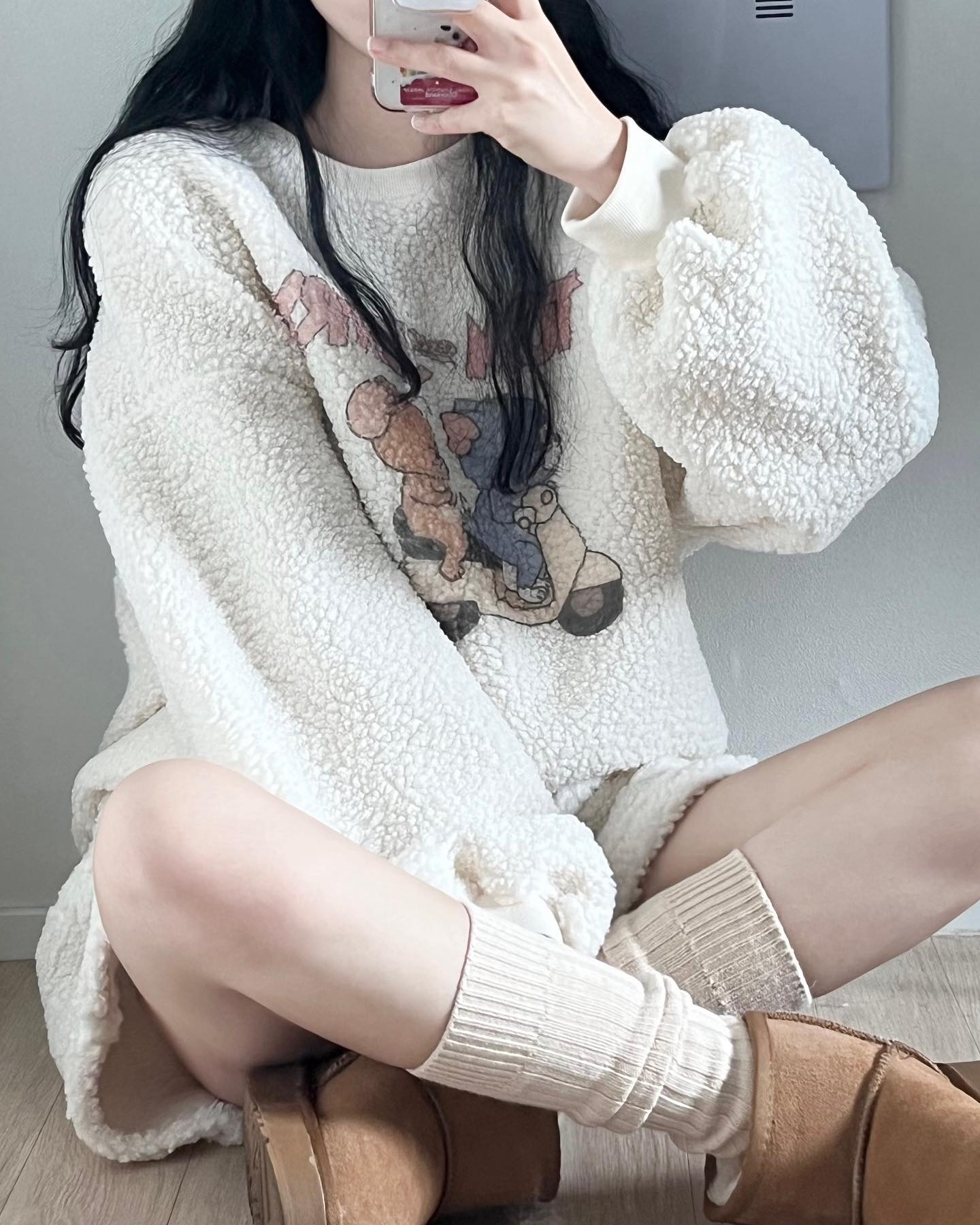 쥬쥬 휴일 코디☃️❄️ 마시멜로 느낌나는 뽀글셋업 넘 귀엽지~? 쥬쥬가 좋아하는 톰과제리가 프린팅되어 있기 때문. this 옷 select 했단다*^^* 이렇게 입고 친구들과 카라반 다녀왔는데 편하고.ᐟ 귀엽고.ᐟ 글램핑룩으로 추천✨