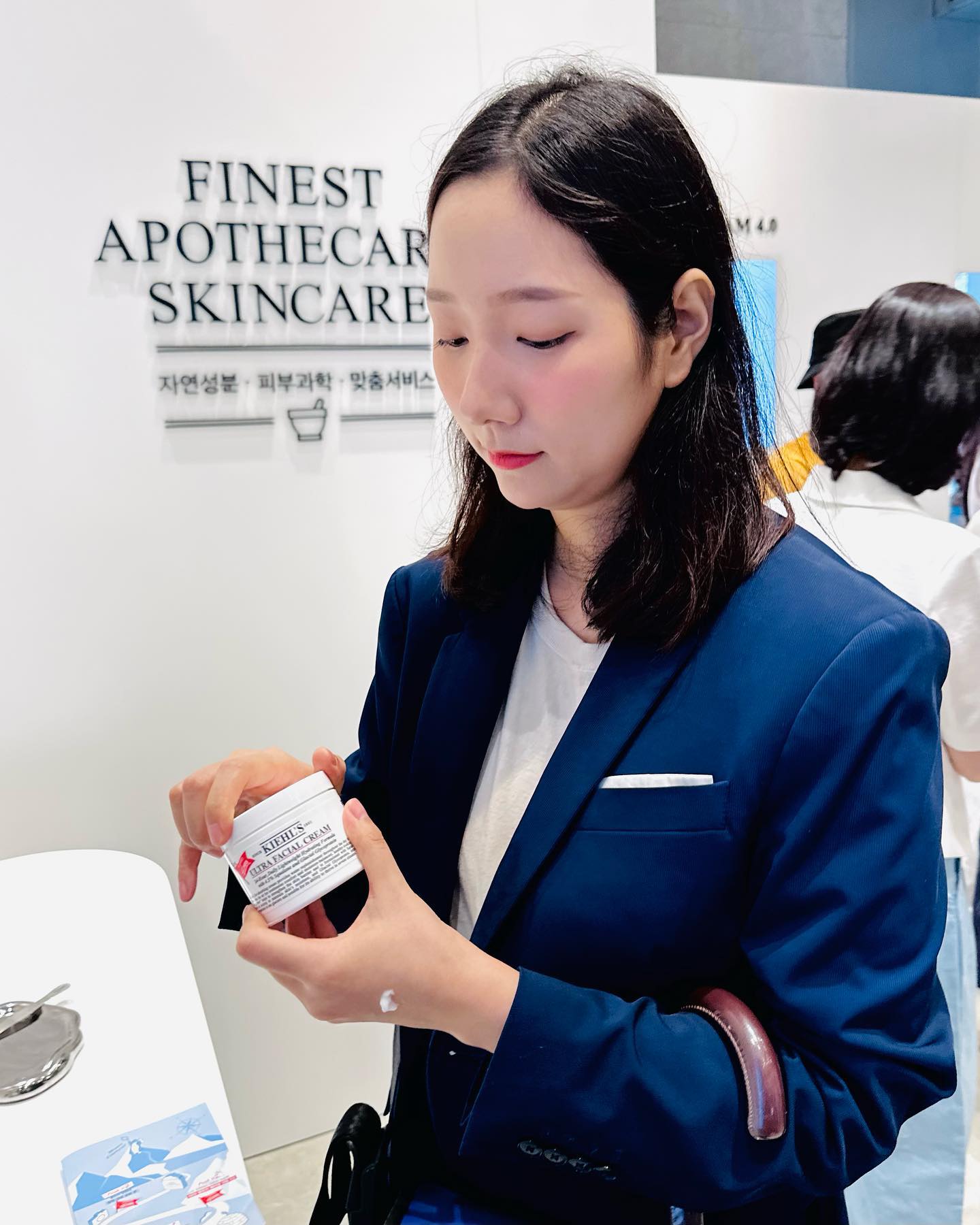 #제품협찬 #키엘 kiehlskorea 
키엘의 새롭게 리뉴얼된 베스트셀러 제품을 체험하러
‘키엘 NEW 울트라 훼이셜 크림 4.0세대 팝업 이벤트’에
다녀왔습니다.

비오는 날인데도 사람들이 많이 방문했고
키엘 배경의 스튜디오 사진 촬영과
귀여운 펭귄과 키엘 소품도 준비돼있어서
몸만 오면 됨!

여러개의 포토존이 예쁘게 꾸며져 있어서 
사진찍을 맛이 났어요📸

기존의 #울트라훼이셜크림 도 굉장히 좋았지만
이번에 포뮬라도 업그레이드 되고
피부 15층까지 속 깊게 수분을 채워주는
더 강력해진 울트라 훼이셜 크림 4.0세대로 출시됐습니다.

팝업 이벤트 각 Peak Zone에서 미션을 완료하면
New 울트라 훼이셜 크림과
칼렌듈라 꽃잎 토너 디럭스 샘플 2종을 받을수있어요🌼

New #울트라훼이셜크림4세대 는
바르는 즉시 수분감이 채워지고
1시간 뒤에 장벽이 개선되며
72시간 수분지속력으로 피부가 건조할틈없이
촉촉하게 지켜줍니다⭐️

저처럼 예민한 피부에도 순하고 촉촉하게
바를수있는 수분크림이고 속건조에도 직빵!
발라보니 흡수가 더 잘되더라고요.
 
다음날 아침에도 촉촉함이 지속돼서
피부가 더 좋아진 느낌이었어요😌

새롭게 출시된 키엘의 New 울트라 훼이셜 크림 4세대를
체험해보고싶은 분들은

🚩서울시 성동구 연무장17길 3 Y173 으로 오시면 됩니다!
🚩일시 : 9/21(목)~9/24(일)까지 팝업 이벤트가 진행되니
얼른 오세요😆
.
.
.
.
.
.
.
#키엘수분크림 #국민수분크림
#팝업스토어 #성수동