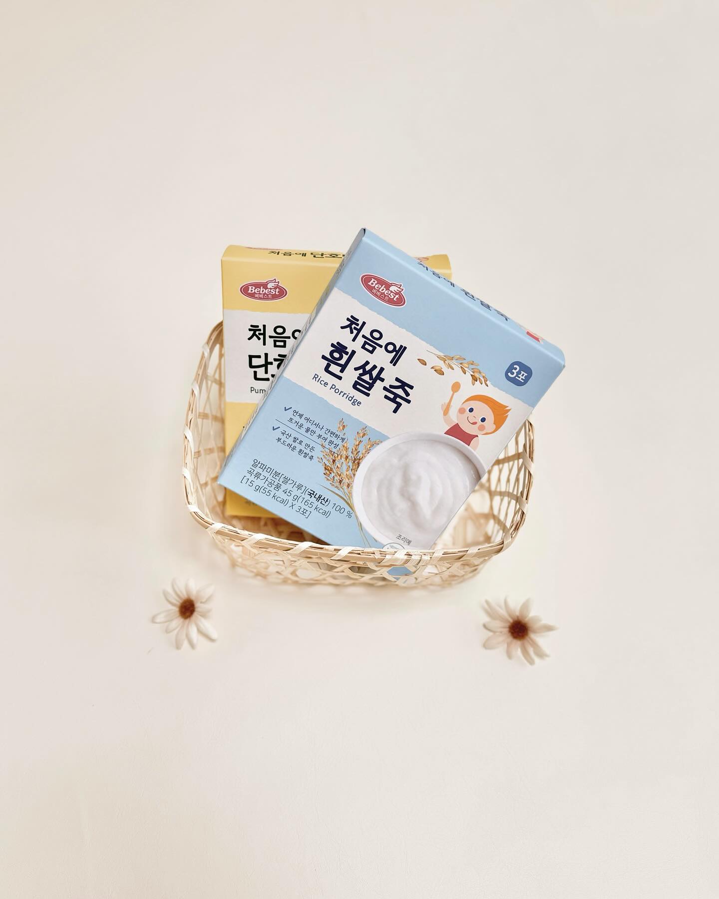 #협찬 bebest_mall 

아이들 방학시즌, 휴가시즌으로 여행들 많이 다니는 요즘 ;-)
이유식 시작한 우리 아가들 이유식 어떻게 챙겨갈지 고민 일텐데요.ᐟ 
그 걱정 싹 날려줄 베베스트 처음에 쌀죽이 있으니 걱정 마시라구욧.ᐟ 

뜨거운 물에 섞어만 주면 이유식이 뚝딱 만들어져 여행을 갈때도,
여름날 뜨거운 불 앞에 서 있지 않아도 이유식 뚝딱.ᐟ 
물 양 조절로 미음부터 된 죽까지  간단하게 만들 수 있다구요^_^

소이는 이유식을 잘 먹지 않아 요 처음에 쌀죽으로 묽기 조절을 
해줬더니 우리 아기가 좋아하는 묽기 찾기가 쉽더라구요>_<

다음주 주말에 1박2일 여행가는 소이네는 요 처음에 쌀죽 
가지고 갈 예장이랍니다🫶

#쌀미음 #쌀미음만들기 #쌀가루미음 #초기이유식 #중기이유식 #이유식쌀가루 #아기이유식 #쌀죽 #단호박죽 #아기쌀가루 #아기쌀죽 #베베스트 #육아템리뷰 #육아템추천 #육아일상