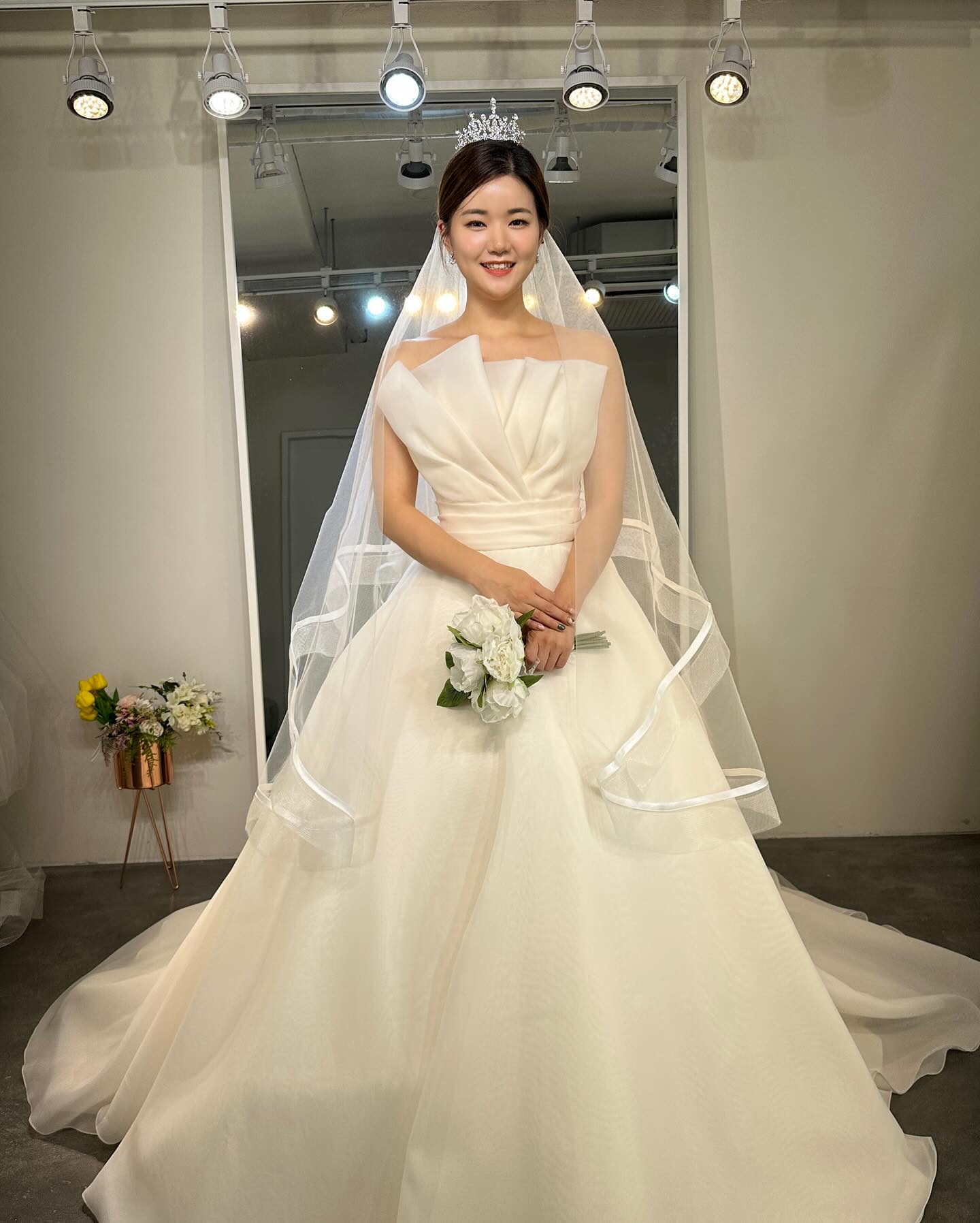 즐거웠던 드레스투어가 끝났어요 :)
사진을 많이 못찍은게 아쉽지만ㅡ
결혼준비는 수많은 결정의 연속이네요🥹
뭘 선택해야할지 고민하느냐고
잠도 안 올 지경 흑흑

#드레스투어 #결혼준비 #웨딩 #웨딩드레스 #드레스 #weddingdress #wedding #24년예정 #fashion