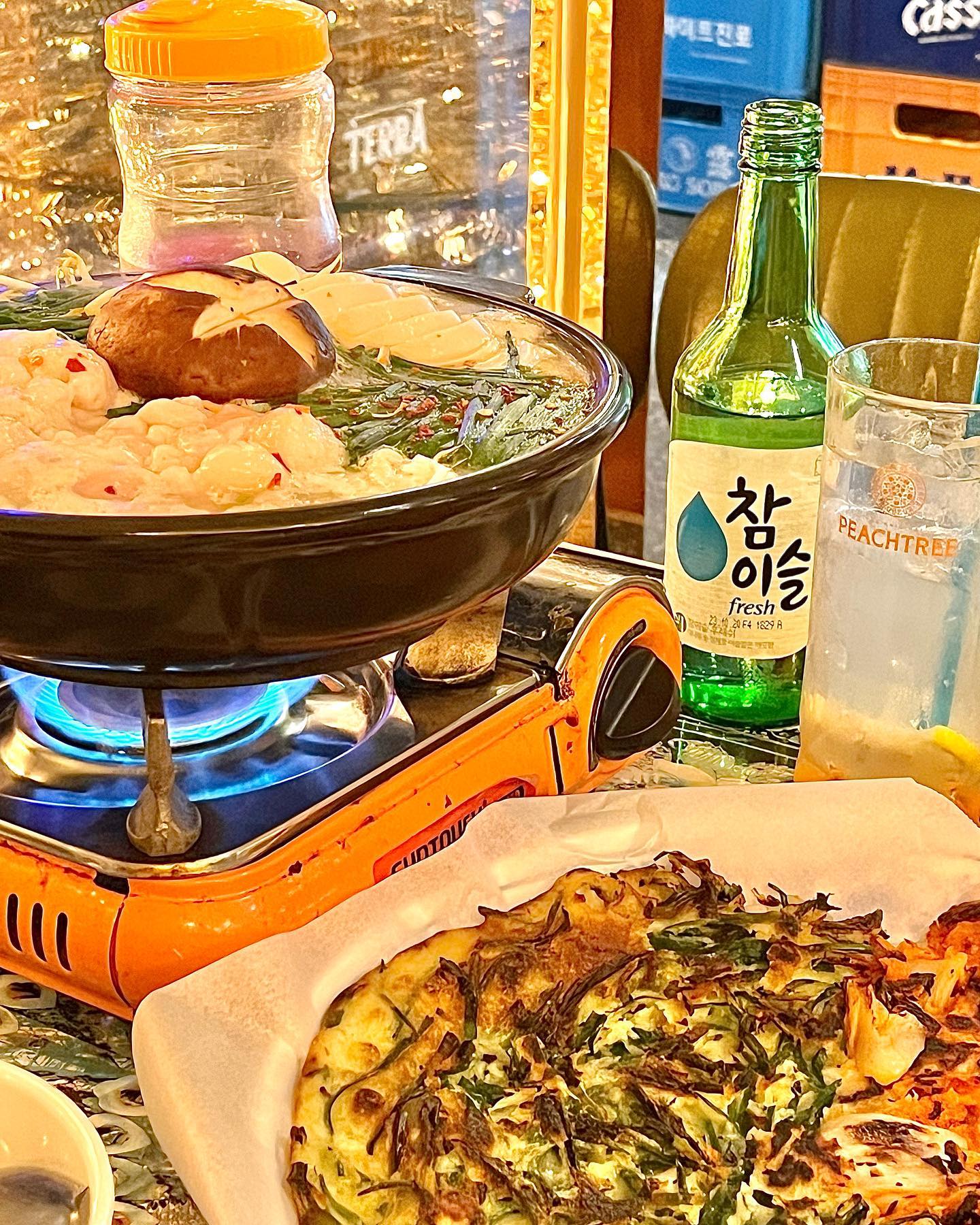 #협찬

📍 회장님댁 포항영일대점
📍 매일 17:00 ~ 05:00 (L.O. 04:00)

보리차와 기본 안주 건빵, 자개와 ✨반짝반짝✨ 인테리어의 #회장님댁

모츠나베에 대창 이렇게 많이 들어있는 거 처음 본다고요오 ,, 💗

정말 많은 종류의 안주와 주류가 준비 되어 있어서
취향이 중구난방인 친구들끼리 가기도 좋을 것 같았어요 🍻

창가 석에는 이렇게 날씨 좋을 때 창문도 오픈해두셔서
하루빨리 달려가서 꼬옥 반 야외 테이블 즐기기 🔥

#포항술집 #포항맛집 #영일대술집 #포항영일대술집 #영일대맛집 #포항영일대맛집 #회장님댁 #포항회장님댁 #포항안주맛집 #영일대안주맛집 #포항영일대안주맛집 #포항하이볼맛집 #영일대하이볼 #포항모츠나베 #포항모츠나베맛집