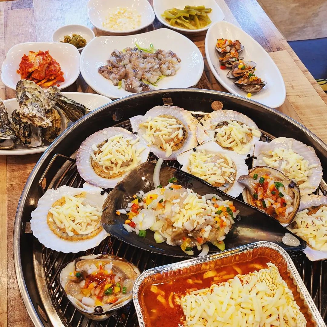 파도소리 들으며 조개구이 뿌시고왔어요🤗

#내돈내산

신랑이랑 영종도에서 1박하고 집에왔는데 짐 하나를 놓고왔지뭐에여😔
그래서 저녁에 다시 영종도로 향했던.. ㅎㅎ

여기까지 왔는데 짐만 가져가기 아쉬워 늦은 저녁으로 조개구이 먹고왔지용😁

신랑이 친구들이랑 그 전에 왔던 곳인데 괜찮았다며 추천하더라구요

주문한 메뉴는⤵️

<커플세트A>
모듬 조개구이(찜)+
왕새우+낙지+칼국수

치즈가리비에 낙지탕탕이에 굴찜에.. 제가 좋아하는 해산물 잔뜩이라
완전 신나서 먹었어요😆❤️

해산물도 완전 싱싱하고 사장님도
넘 친절하셔서 여긴 재방문 할 수밖에 없을듯 해여☺️👍

#영종도맛집 #마시란
.
.
.
#영종도조개구이 #을왕리조개구이 #영종도마시란 #영종도데이트코스 #을왕리데이트코스 #조개구이맛집 #바다뷰조개구이 #마시란조개구이 #인천조개구이맛집 #영종도뷰맛집 #먹스타그램 #맛스타그램 #먹스타맞팔 #인친환영
