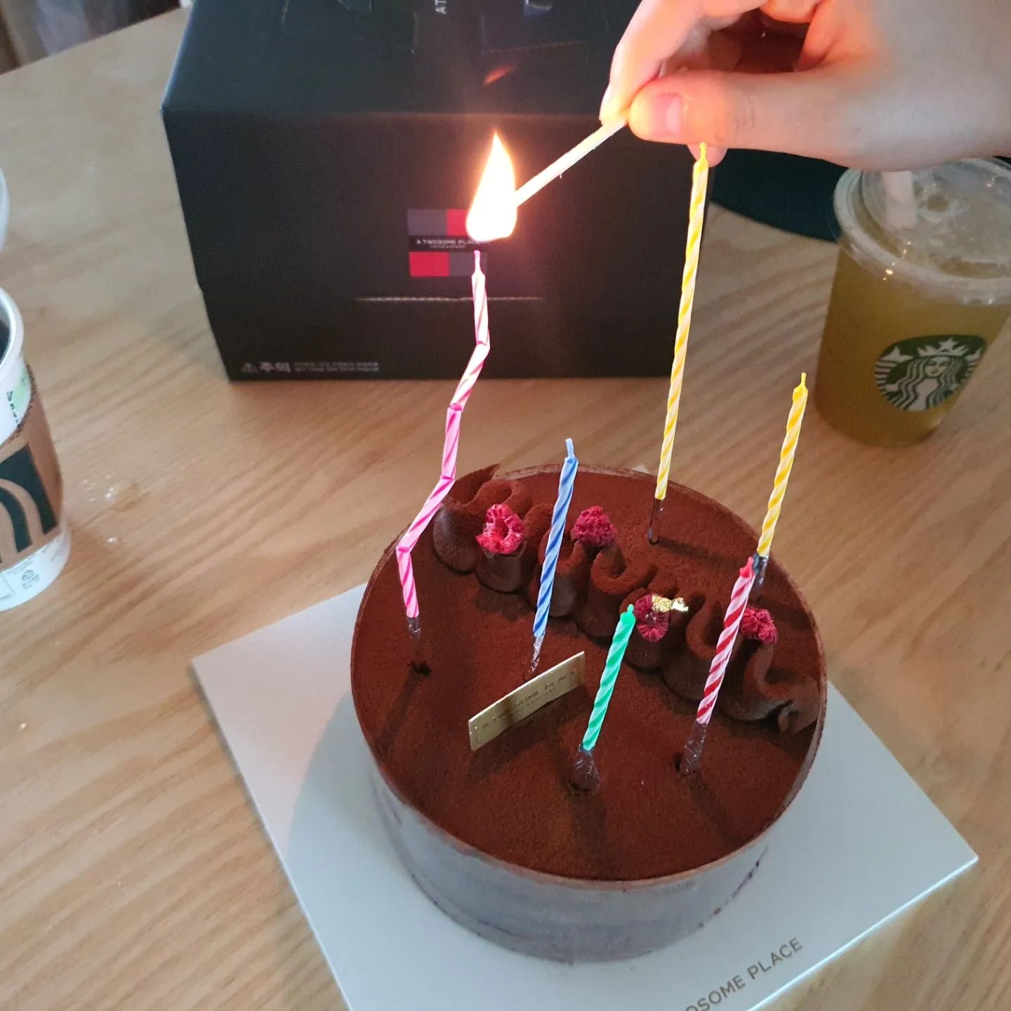 오늘은 딸 생일..ㅎ
어젯밤 친구들과 생파를 하고 온 딸은 
너무나 귀여운 케이크를 들고 왔어요.
귀여워서 못먹고?

엄마가 사온 케익으로 불켜기~
딸이 먹고 싶다는 투썸 클래식 가토 쇼콜라 케이크랑
스타벅스 신메뉴 NCT피지오 아침부터 사오기!

요즈음 생일초를 구부리는게 유행이라는데 
엄마는 촛농 빨리 떨어진다고 갬성 포기.ㅋ

생일이니 너가 원하는거 다해~~ㅎ
생일 축하한다 나의 딸~♡

#딸생일 #투썸클래식가토쇼콜라케이크 
#스타벅스신메뉴 #NCT피지오 
#생일축하해