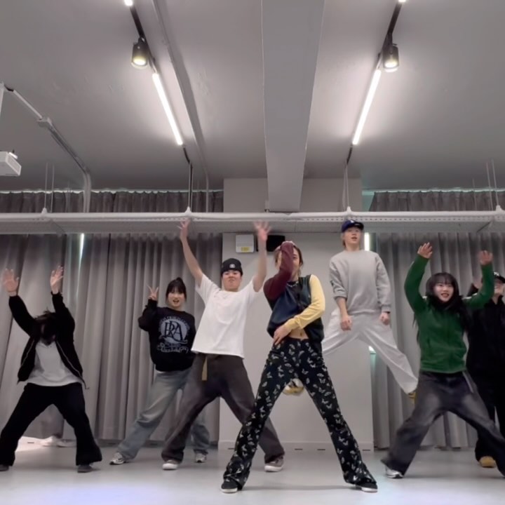 우리 짱멋😎
시키지 않아도 킥차곸ㅋㅋ 각자 팔도 사용하곸ㅋㅋㅋㅋ
아침 바이브 전혀 아니야 기특해♥️
#인천대중예술고등학교 3학년 첵오👍

🎵 #loveofmylife erykahbadu 

#리듬 #베이직 #댄스 #춤 #댄서 #레슨 #예고 #basic #class #lesion